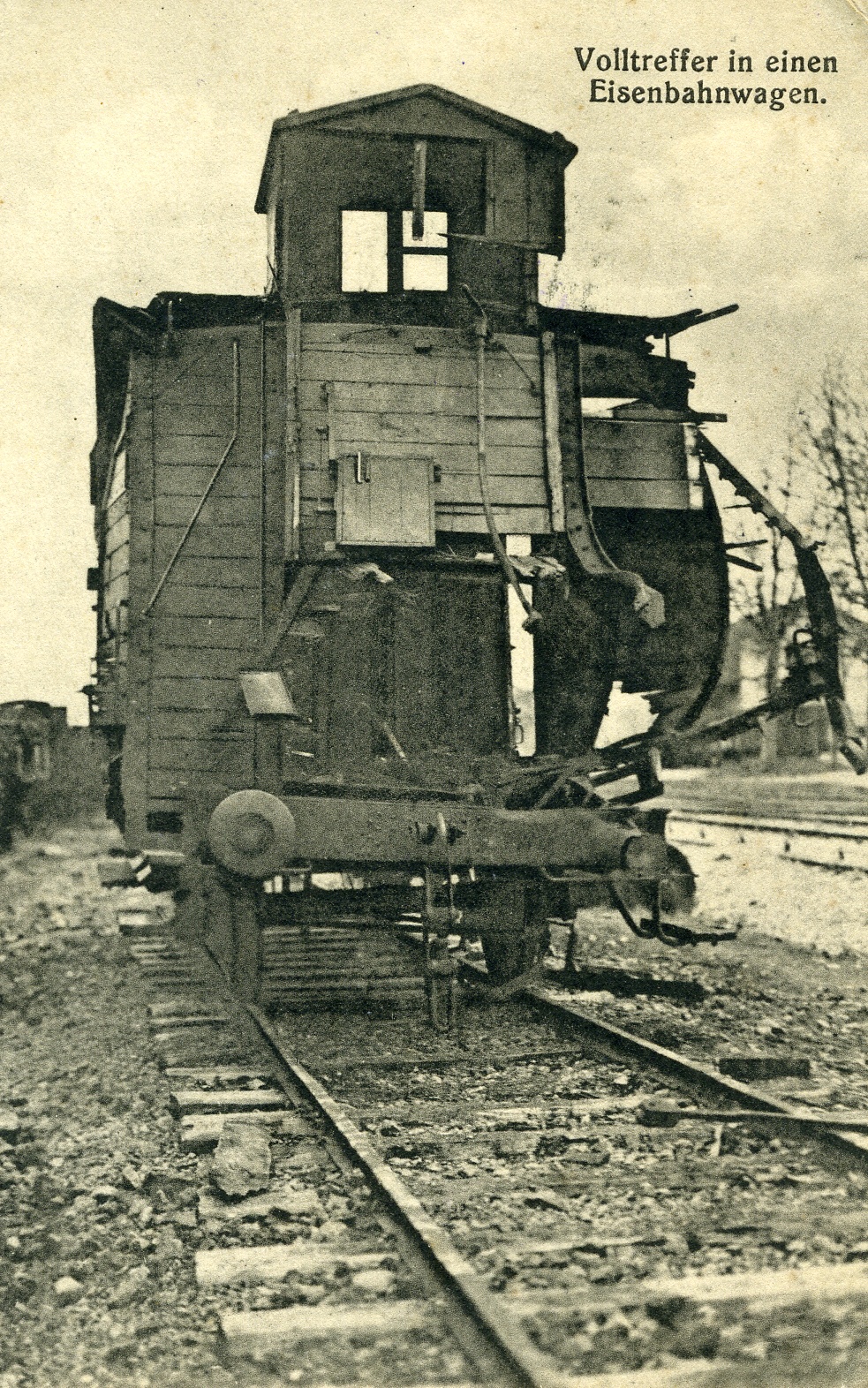 Fotopostkarte "Volltreffer in einen Eisenbahnwagen" (Historisches Museum der Pfalz, Speyer CC BY)