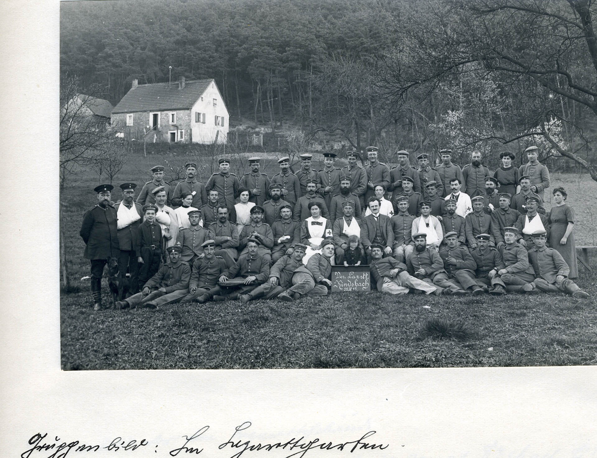 Fotografie "Gruppenbild im Lazarettgarten, Vereinslazarett Kindsbach" (Historisches Museum der Pfalz, Speyer CC BY)