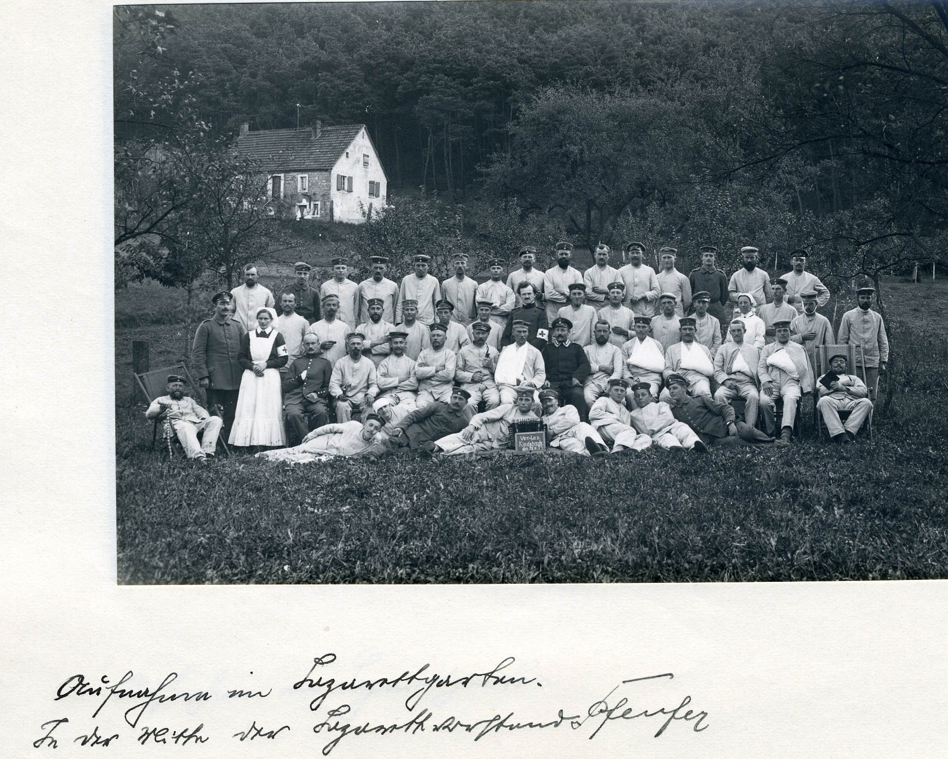 Fotografie "Ausruhen im Lazarettgarten mit Lazarettvorstand, Vereinslazarett Kindsbach" (Historisches Museum der Pfalz, Speyer CC BY)