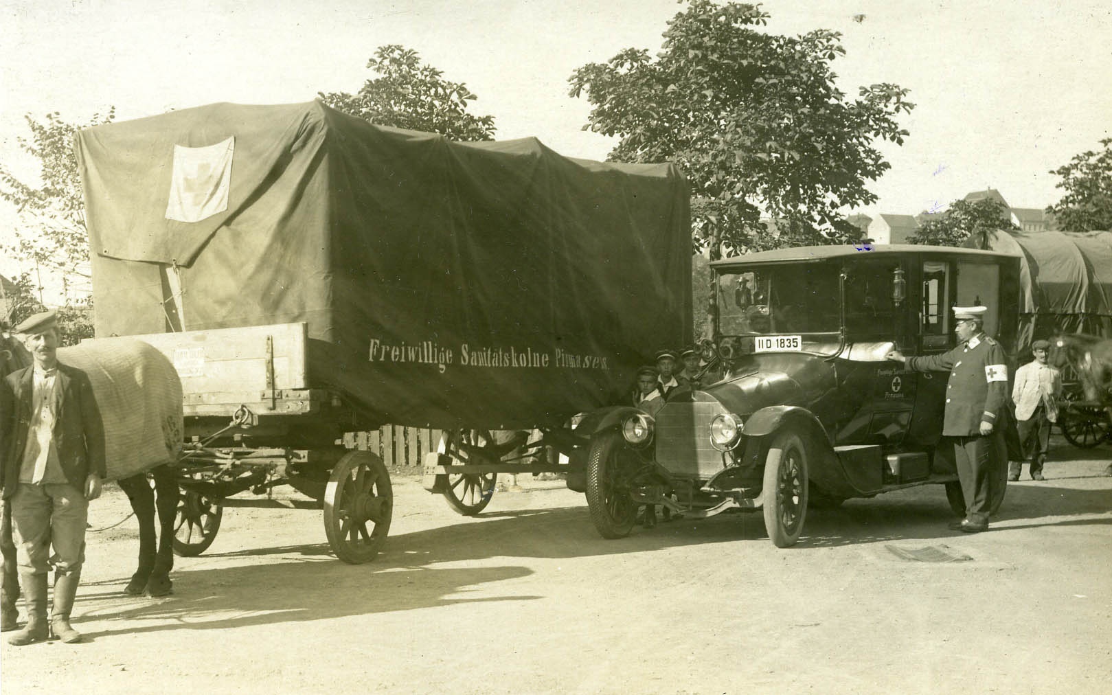 Fotografie "Freiwillige Sanitätskolonne Pirmasens 1914" (Historisches Museum der Pfalz, Speyer CC BY)