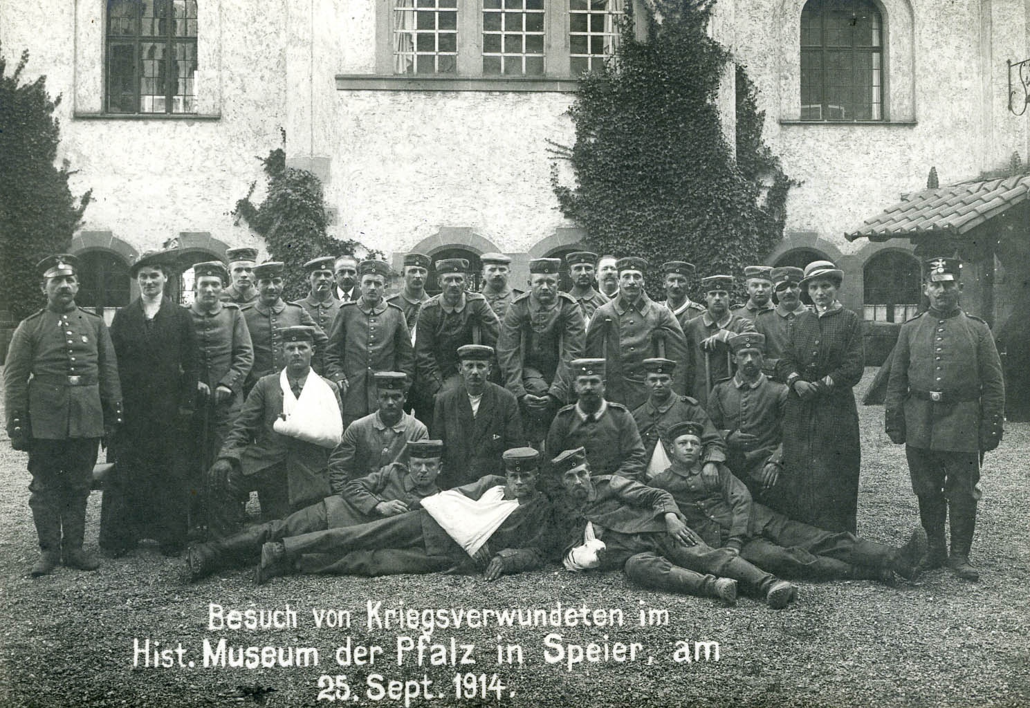 Fotografie "Kriegsverwundete im Innenhof des Museums" (Historisches Museum der Pfalz, Speyer CC BY)