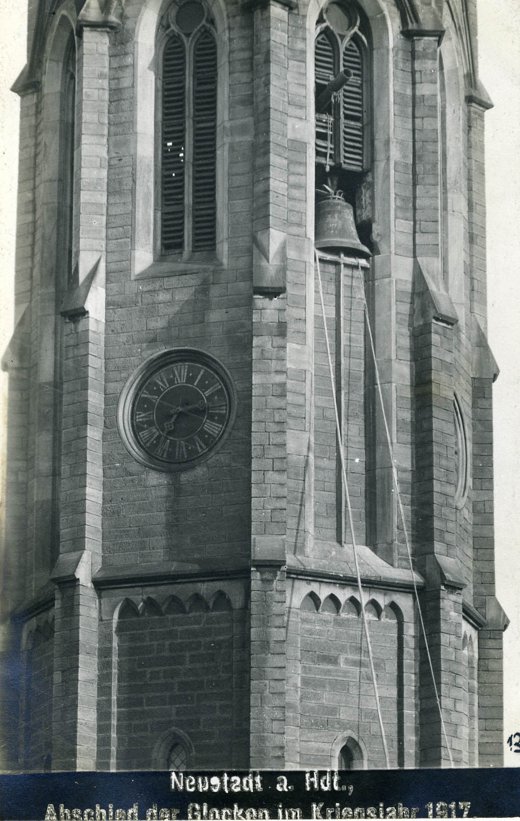 Fotopostkarte "Aholung der Glocken, Stiftskirche Neustadt a.d.W." (Historisches Museum der Pfalz, Speyer CC BY)