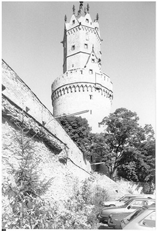 Fotografie des Runden Turms von der Hochstraße aus (Stadtmuseum Andernach CC BY-NC-SA)