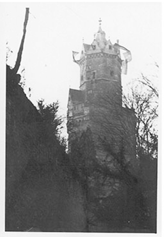 Postkarte mit Abbildung des Runden Turms mit Beflaggung (Stadtmuseum Andernach CC BY-NC-SA)