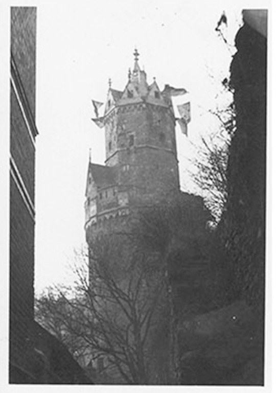 Fotografie des Runden Turms mit Beflaggung (Stadtmuseum Andernach CC BY-NC-SA)