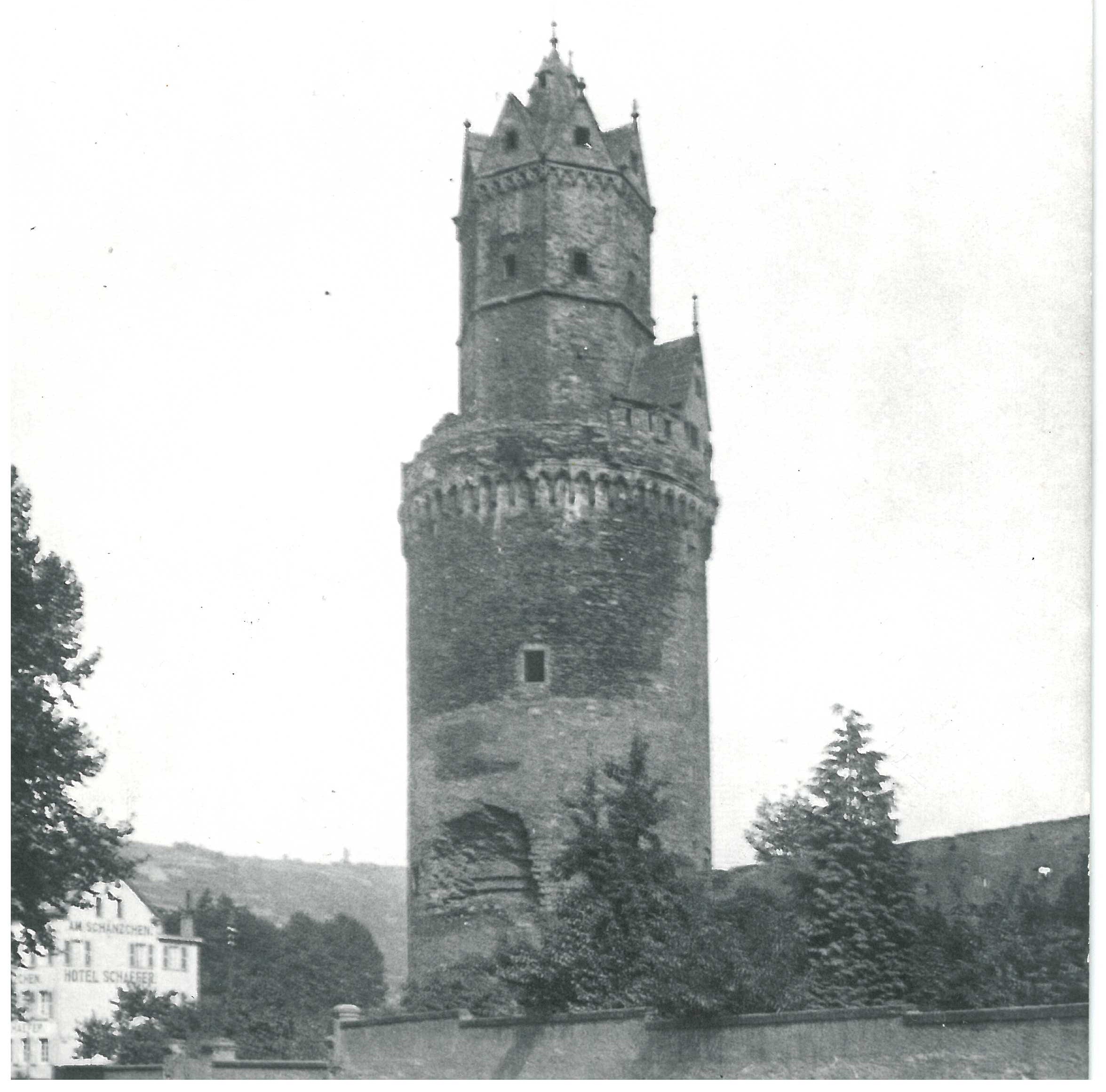 Fotografie des Runden Turms mit Hotel Schäfer (Stadtmuseum Andernach CC BY-NC-SA)