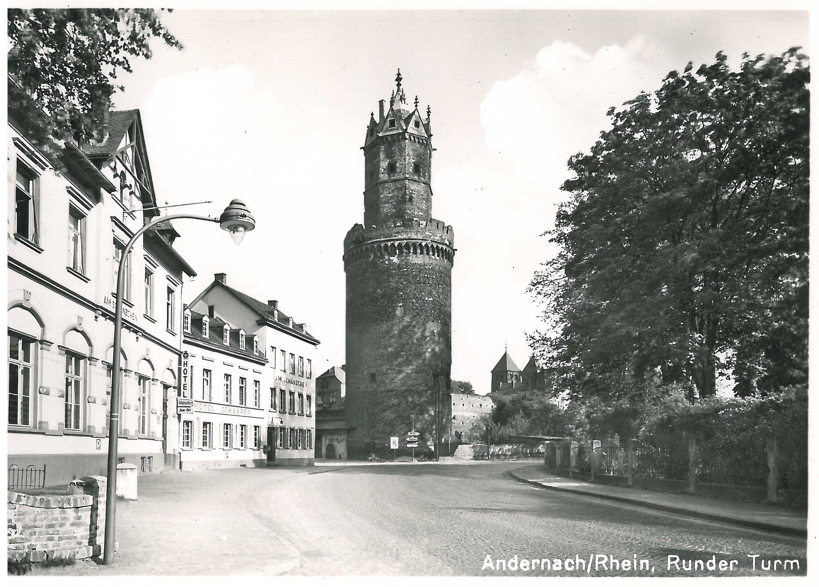 Postkarte mit Abbildung des Runden Turms mit Hotel Schäfer (Stadtmuseum Andernach CC BY-NC-SA)