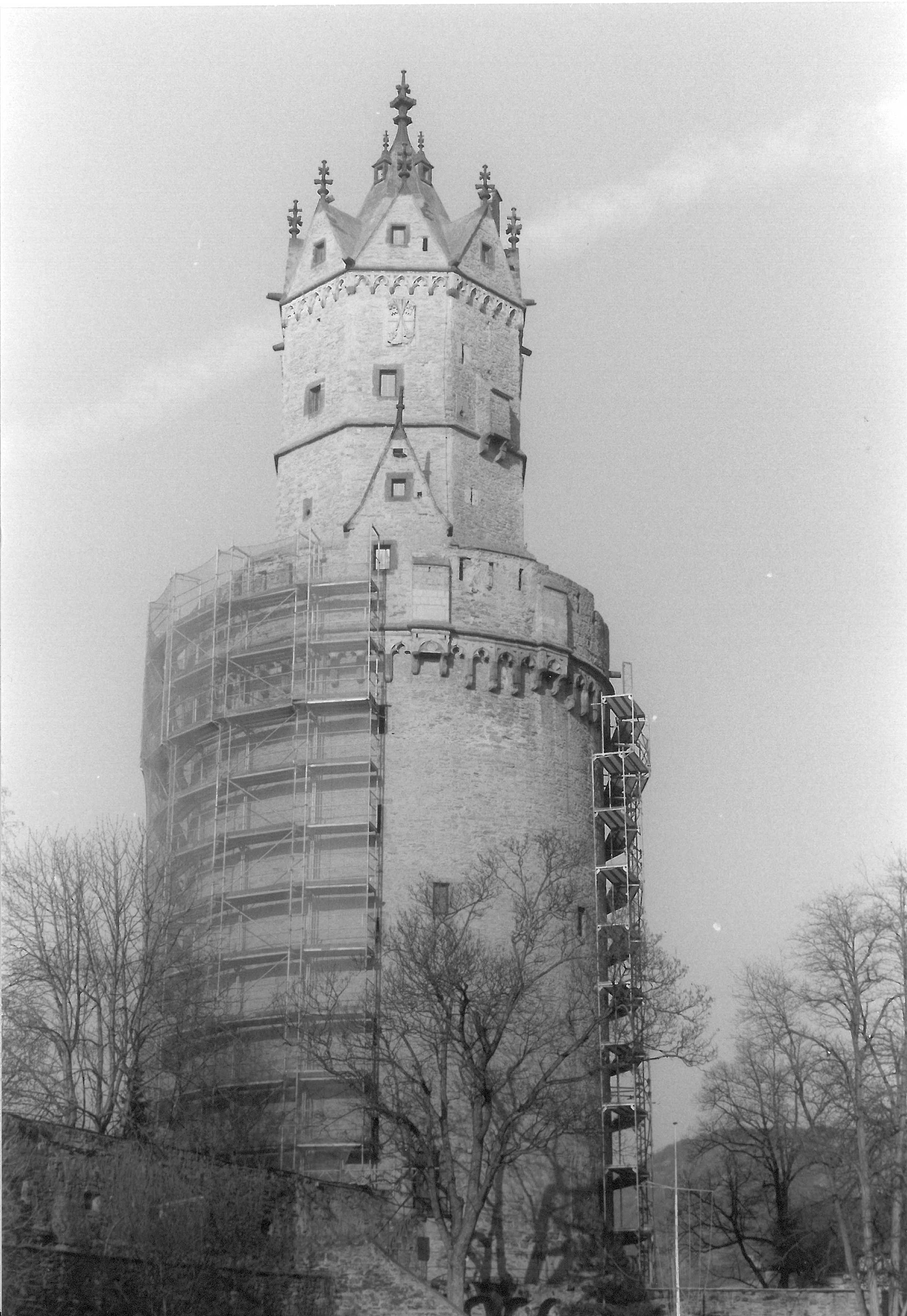 Fotografie des Runden Turms mit Baugerüst (Stadtmuseum Andernach CC BY-NC-SA)