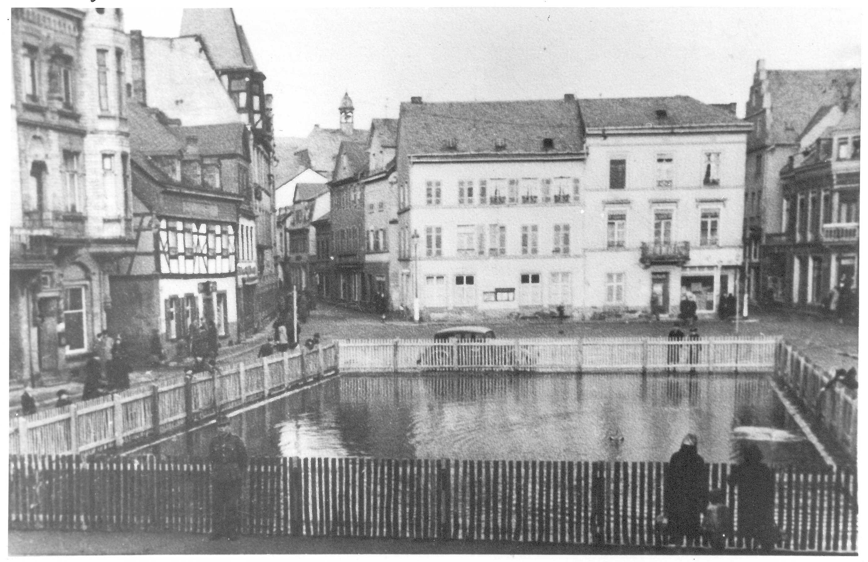 Fotografie des Löschteichs auf dem Marktplatz (Stadtmuseum Andernach CC BY-NC-SA)