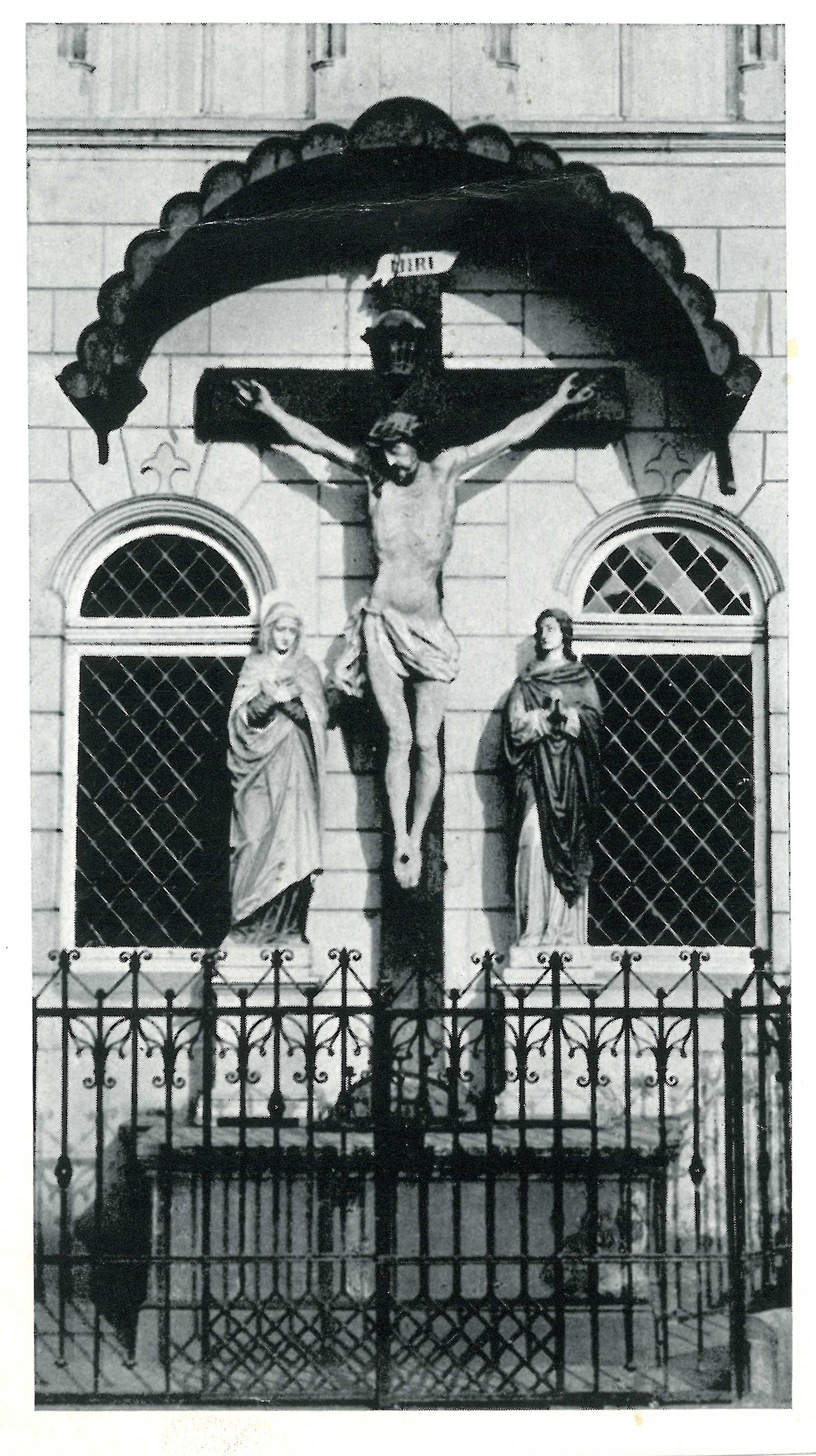 Fotografie der Kreuzigungsgruppe auf dem Marktplatz (Stadtmuseum Andernach CC BY-NC-SA)