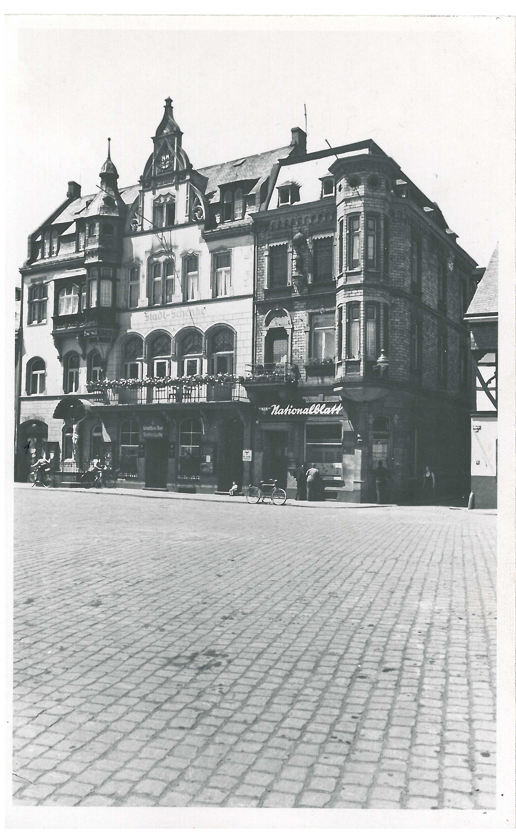 Fotografie der Häuser 15 und 16 am Andernacher Marktplatz (Stadtmuseum Andernach CC BY-NC-SA)