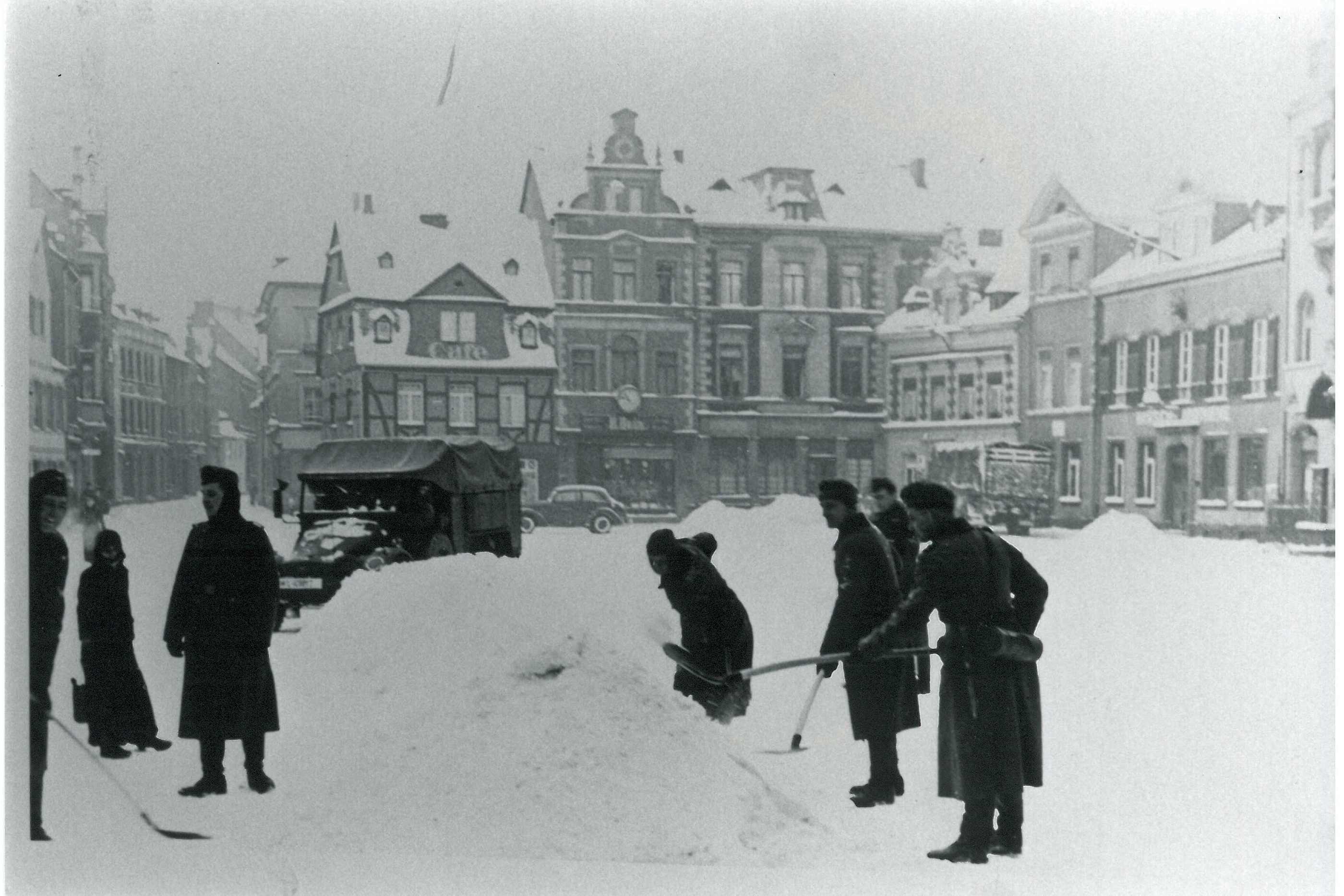 Fotografie des Andernacher Marktplatz im Winter (Stadtmuseum Andernach CC BY-NC-SA)