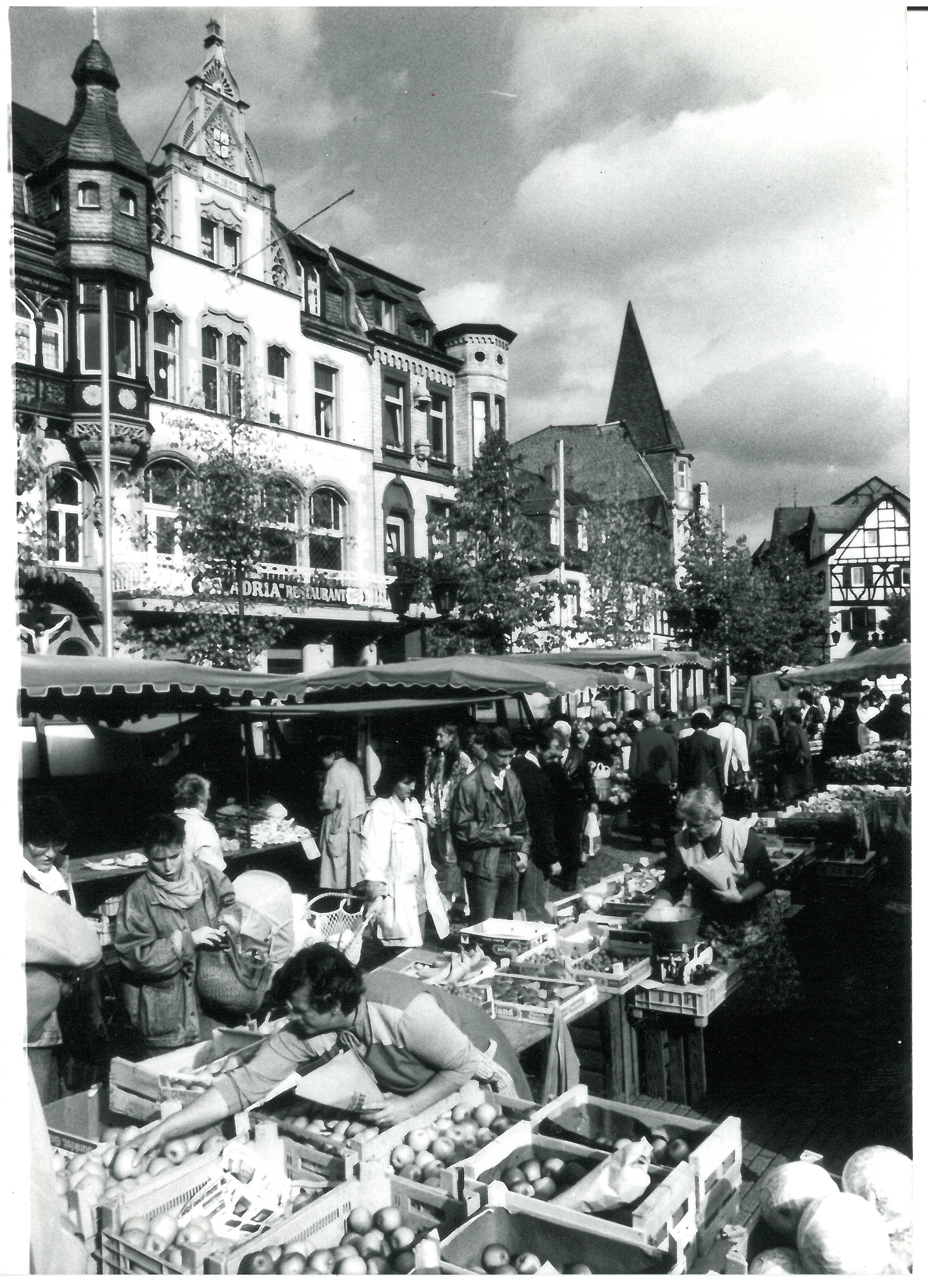 Fotografie des Andernacher Wochenmarkt (Stadtmuseum Andernach CC BY-NC-SA)