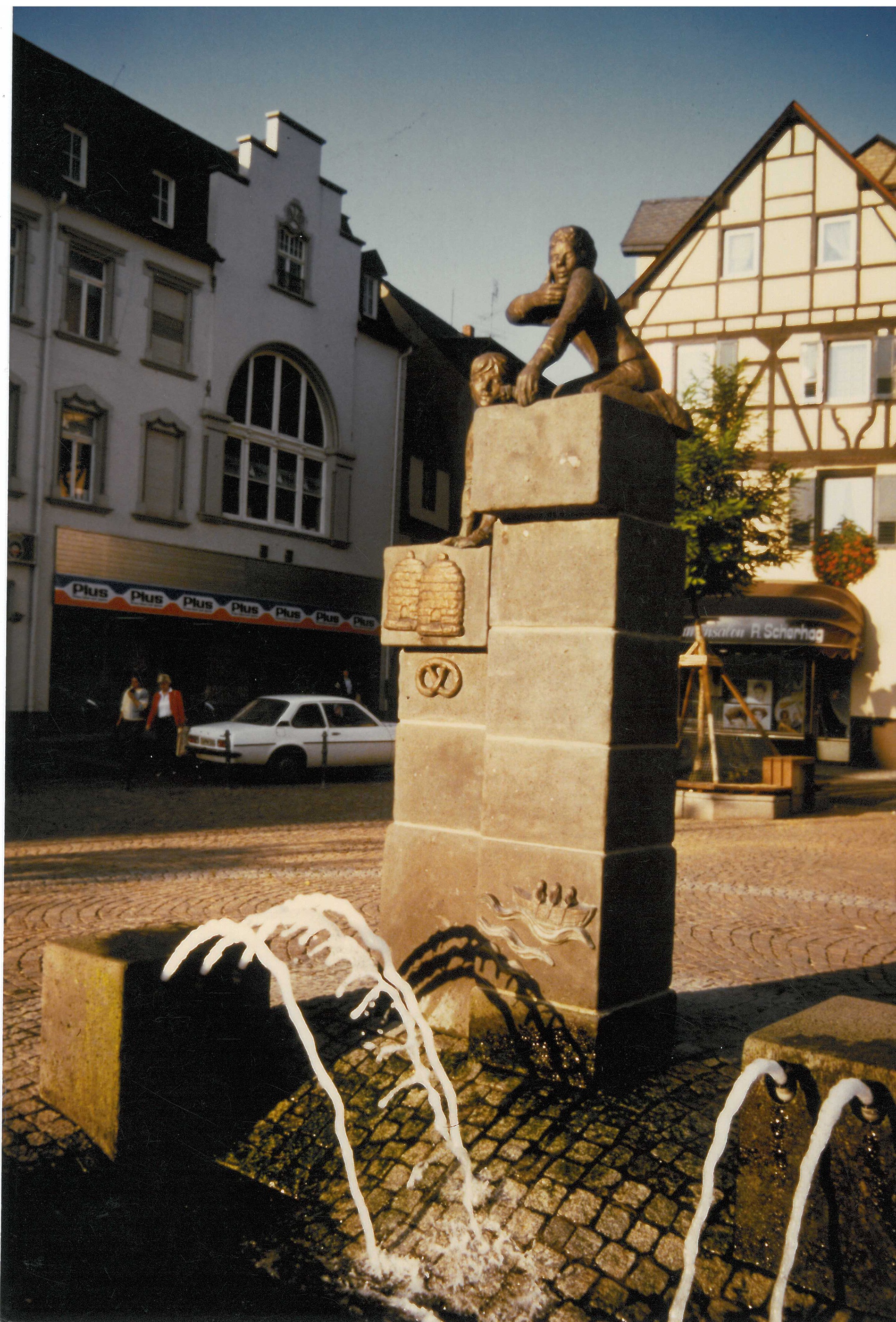 Bäckerjungenbrunnen auf dem Andernacher Marktplatz (Stadtmuseum Andernach CC BY-NC-SA)