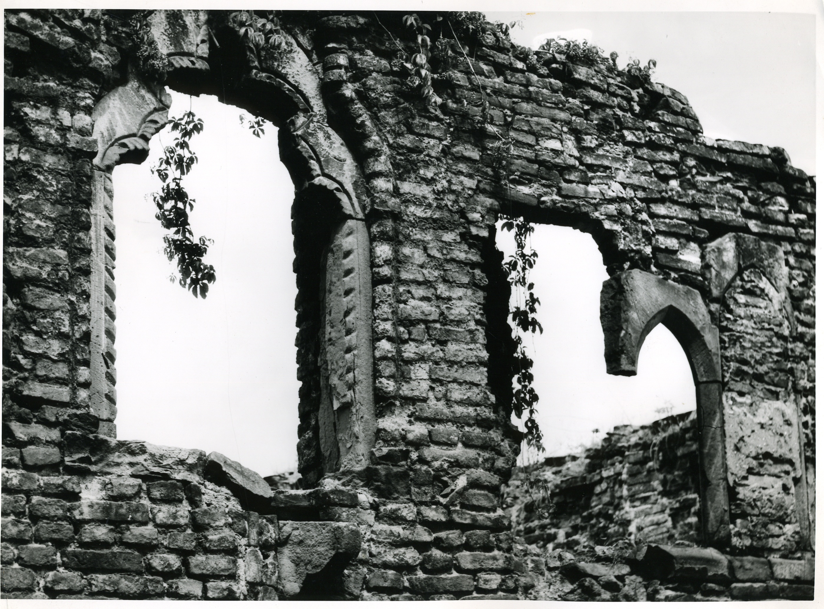 Fotografie "Retscher-Ruine, Fenster (Detail)" (Historisches Museum der Pfalz, Speyer CC BY-NC)