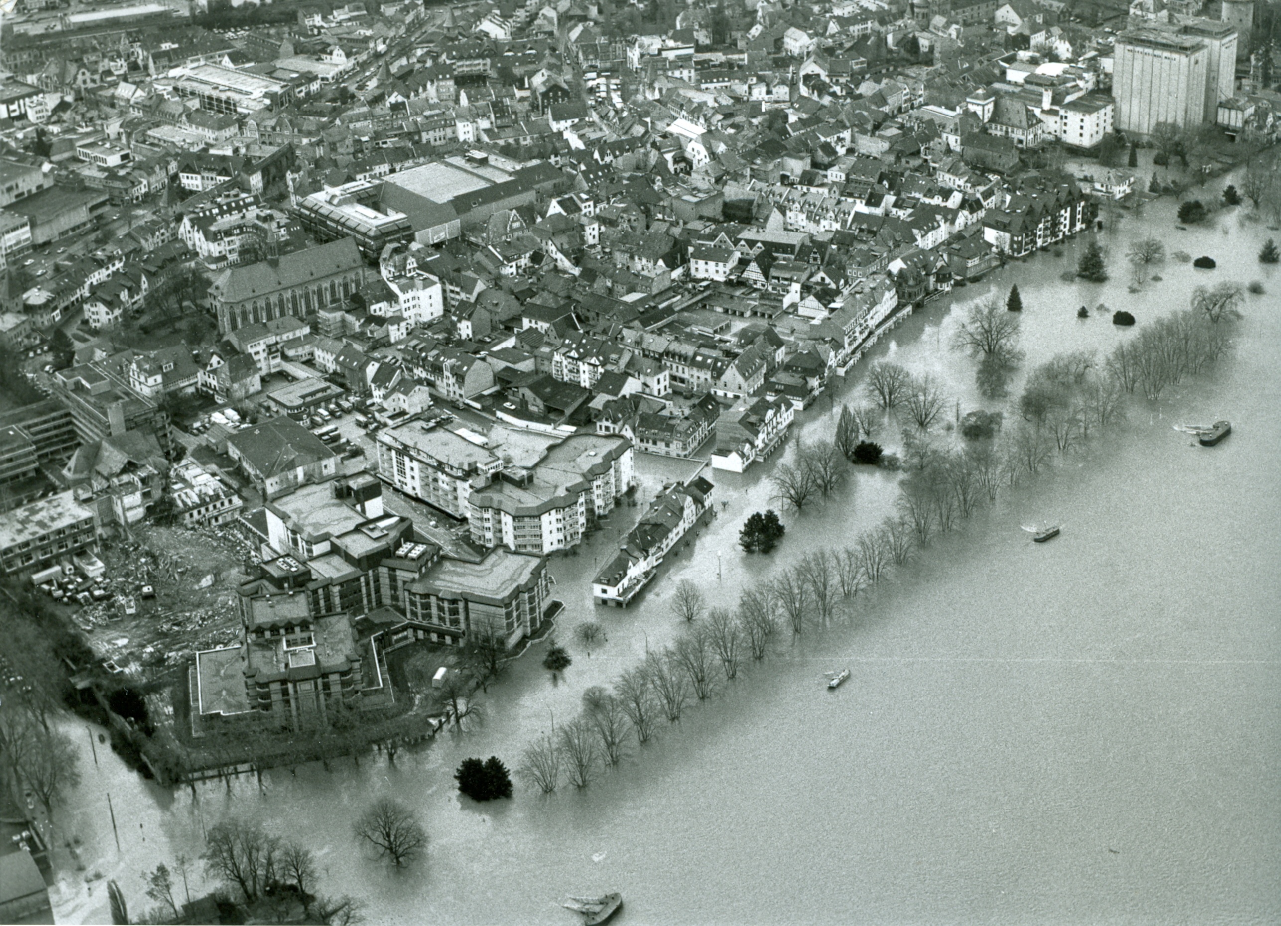 Luftbild Rheinanlagen Altstadt Hochwasser (Stadtmuseum Andernach CC BY-NC-SA)
