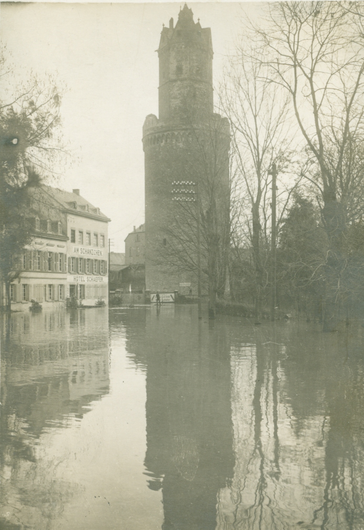 Hochwasser Kölner Straße Runder Turm 1920 (Stadtmuseum Andernach CC BY-NC-SA)