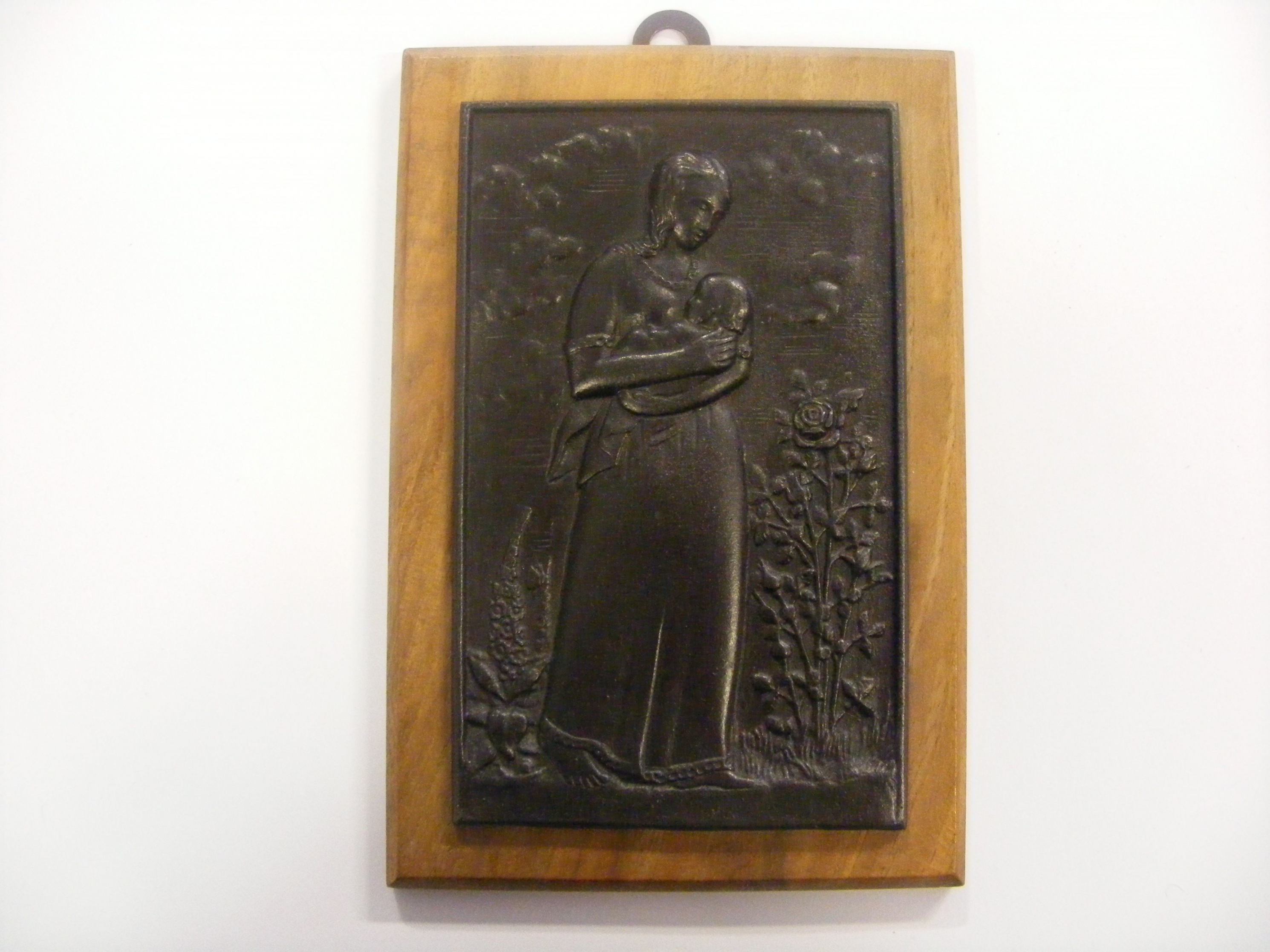 Relief "Mutter mit Kind" auf Holz (Rheinisches Eisenkunstguss-Museum CC BY-NC-SA)