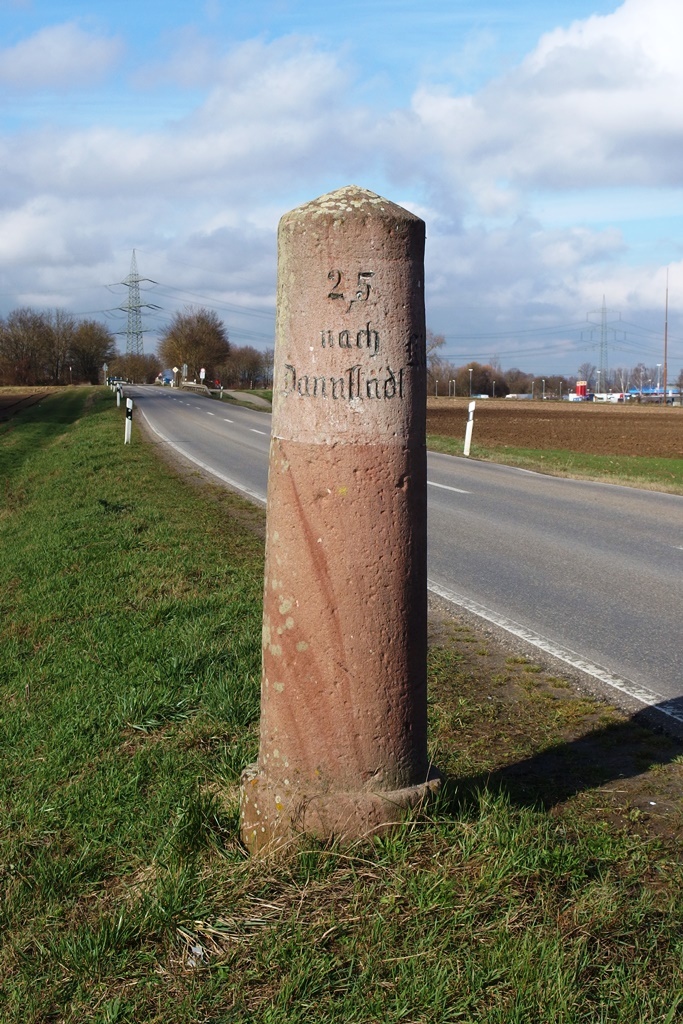 Kilometerstein an der Dannstadter Straße (Kulturelles Erbe Schifferstadt e. V. CC BY-NC-SA)