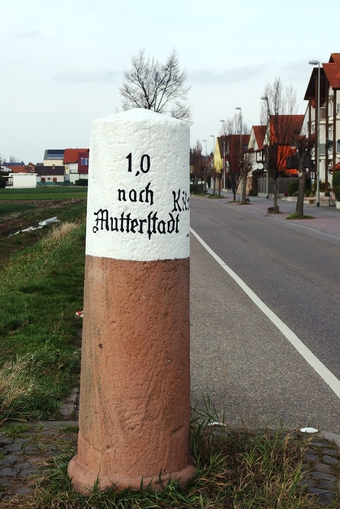 Kilometerstein an der Mutterstadter Straße (Kulturelles Erbe Schifferstadt e. V. CC BY-NC-SA)
