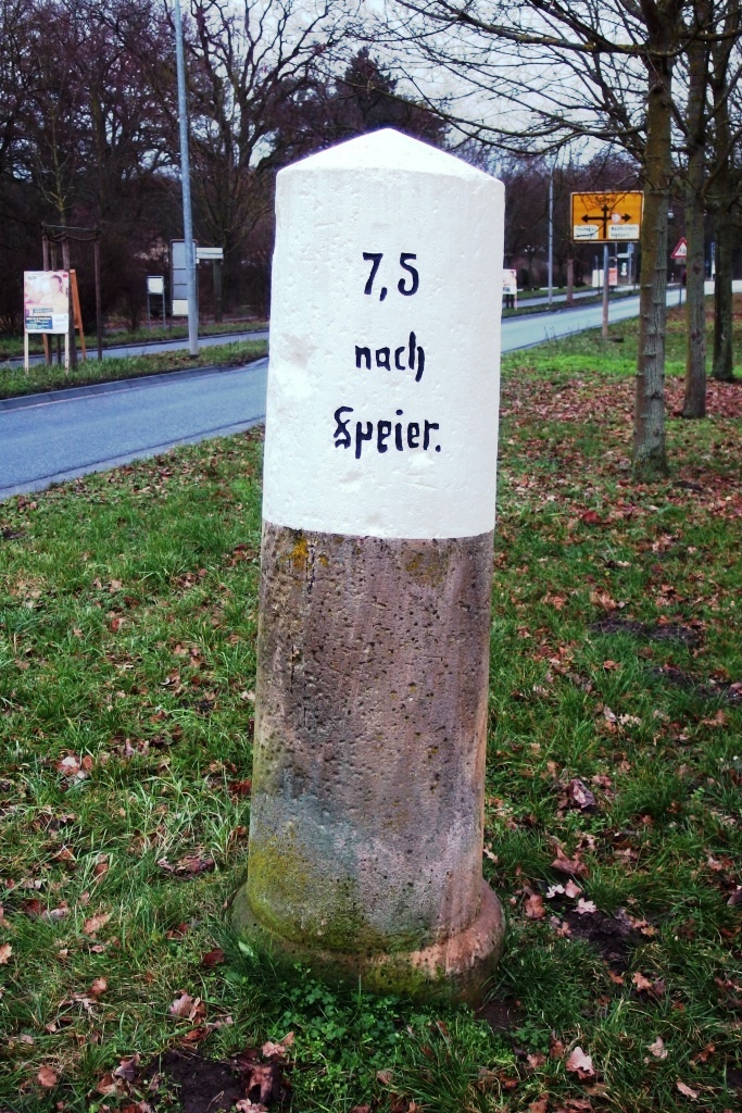 Kilometerstein am Ortsausgang Richtung Speyer (Kulturelles Erbe Schifferstadt e. V. CC BY-NC-SA)