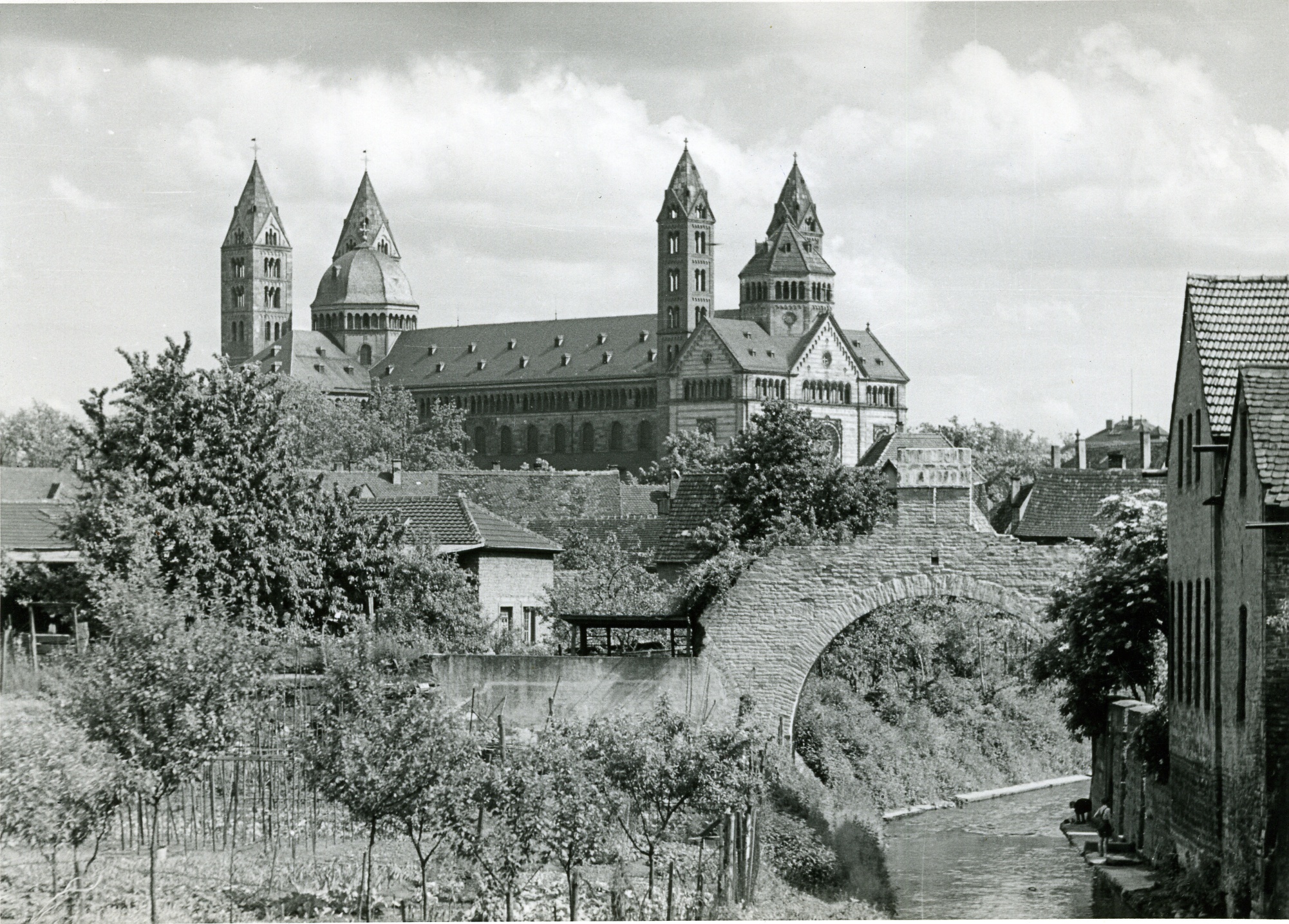 Fotografie "Kaiserdom Speyer (Ansicht non Nordwesten mit Riegel I)" (Historisches Museum der Pfalz, Speyer CC BY-NC)