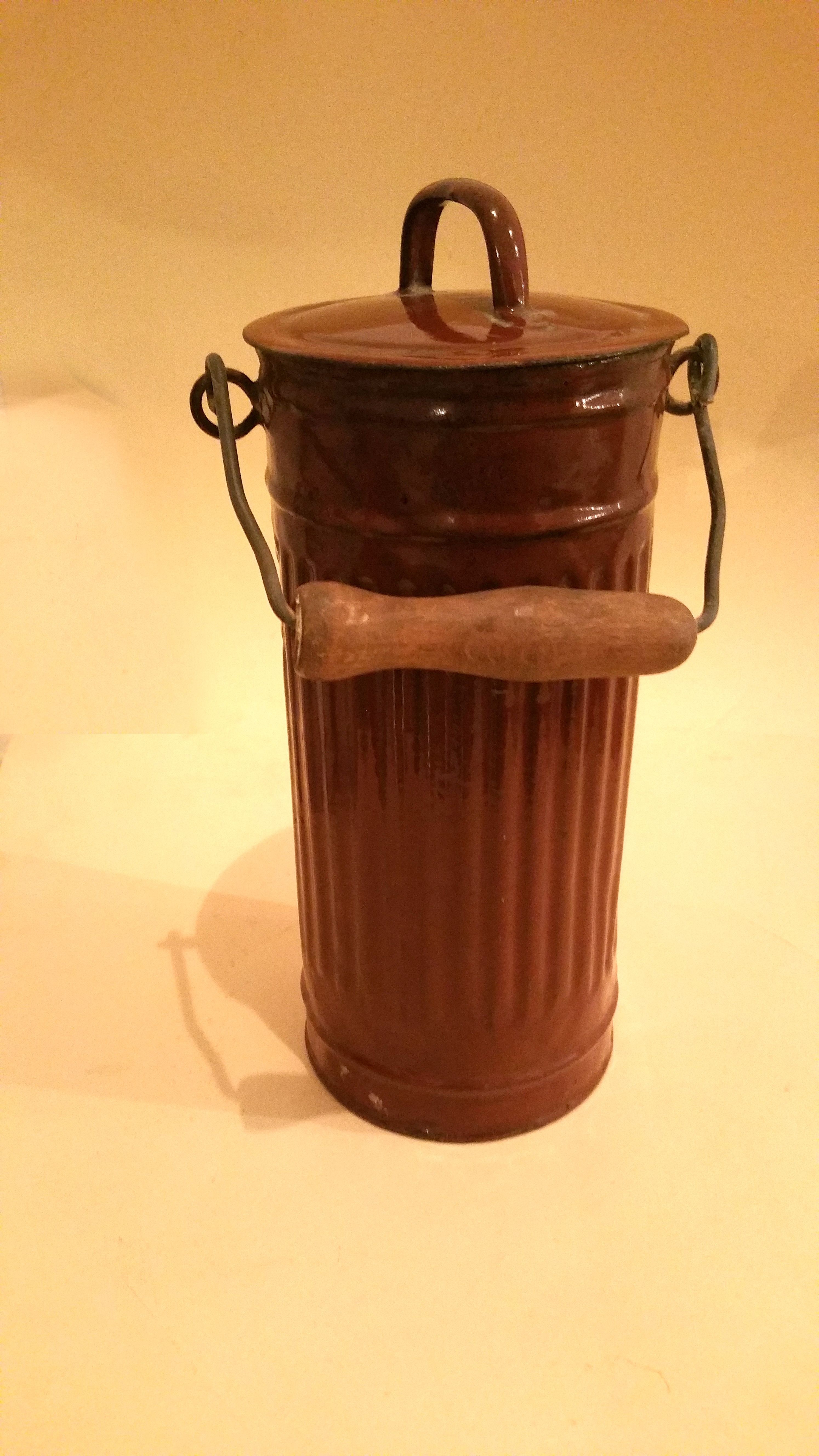 Gasmaskenbehälter (Westwall-Museum Festungswerk Gerstfeldhöhe CC BY-NC-ND)