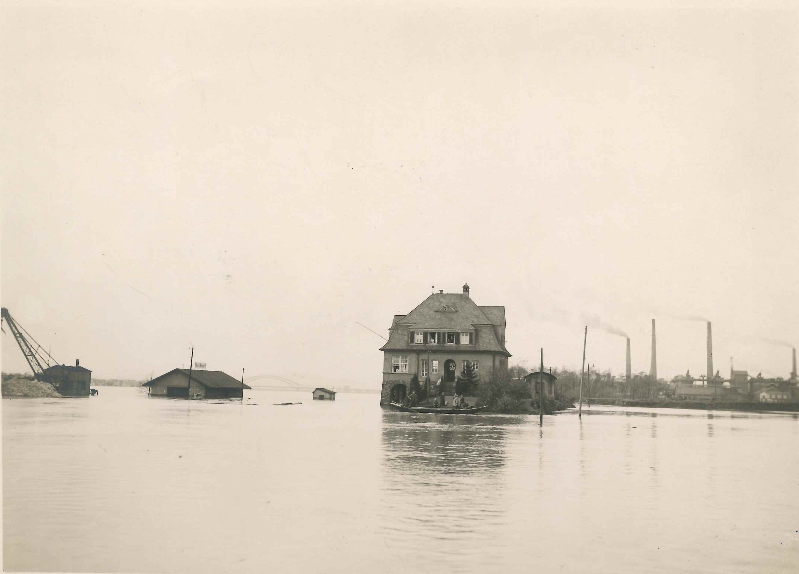 Hochwasser im Bendorfer Hafen 1920er Jahre (Rheinisches Eisenkunstguss-Museum CC BY-NC-SA)