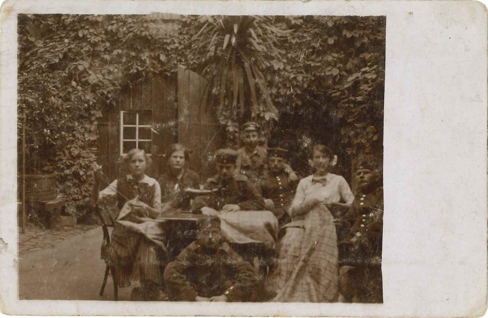 Erster Weltkrieg Bendorf, Gruppenbild im Garten mit Soldaten (Rheinisches Eisenkunstguss-Museum CC BY-NC-SA)