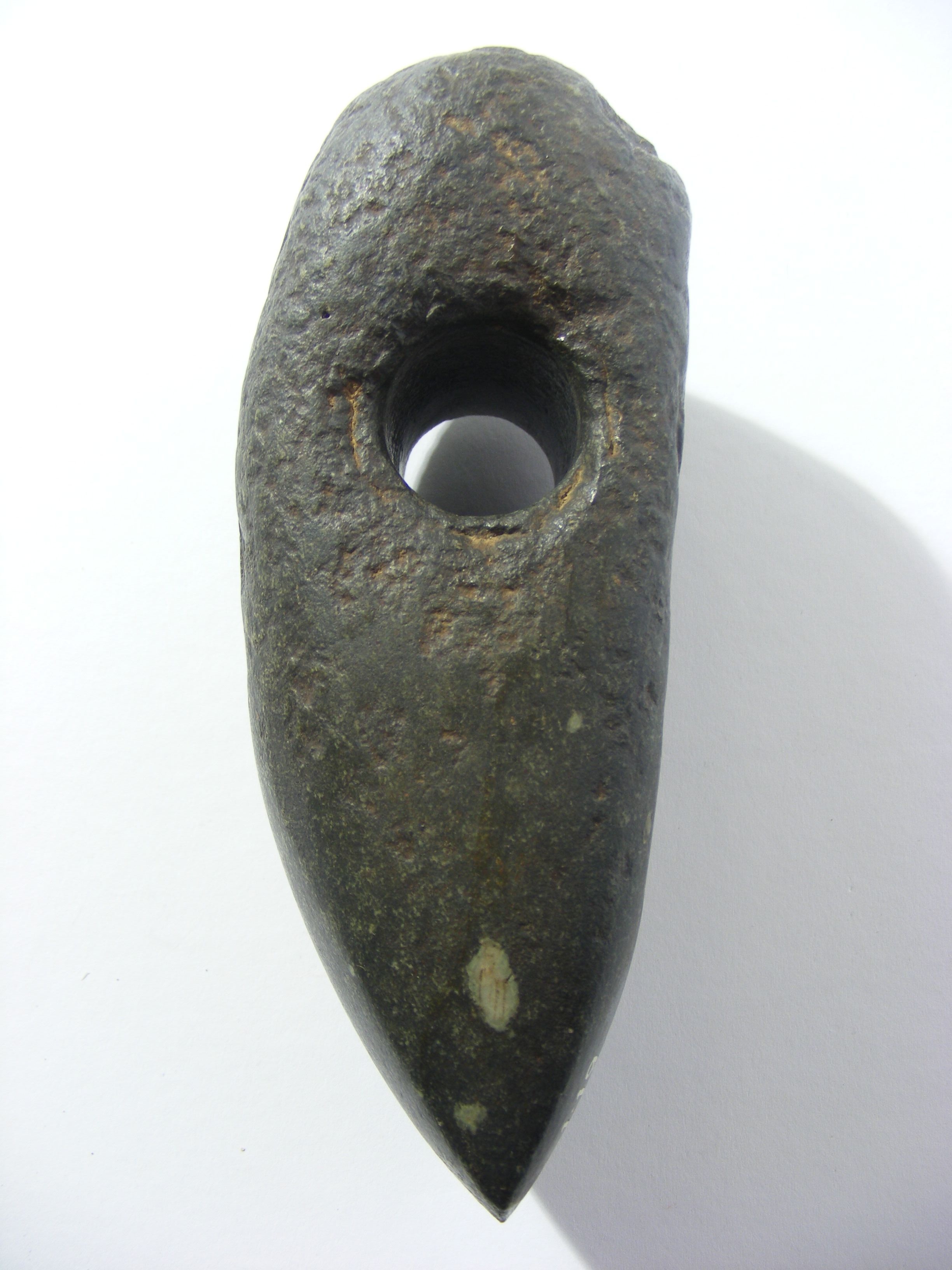 Steinbeil durchbohrt (Rheinisches Eisenkunstguss-Museum CC BY-NC-SA)