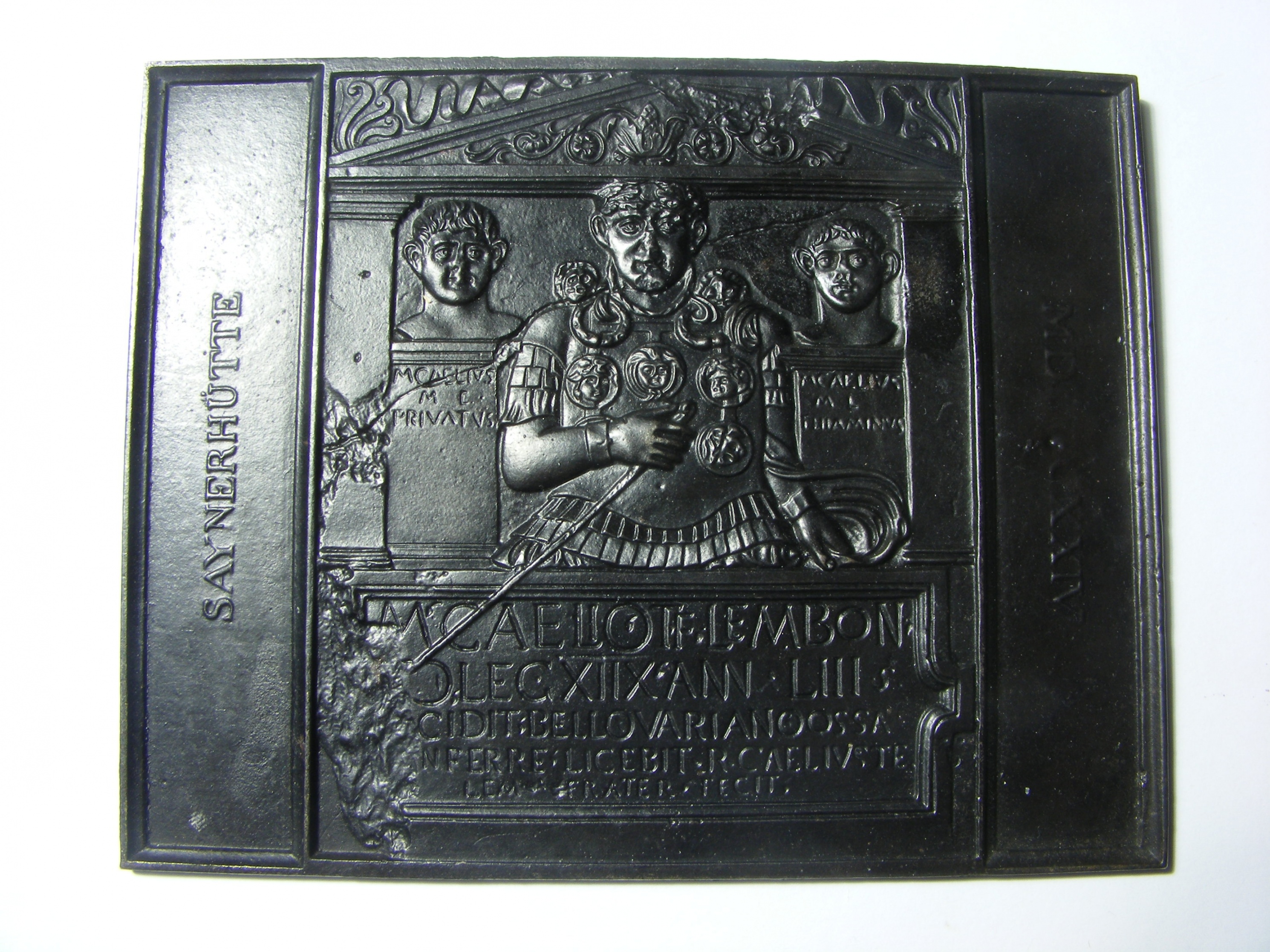Sayner Neujahrsplakette 1824, Grabplatte des Centurio Marcus Caelius (Rheinisches Eisenkunstguss-Museum CC BY-NC-SA)