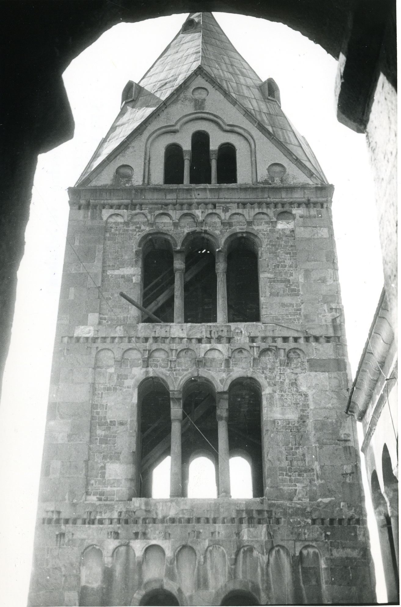 Fotografie "Domrestaurierung (Nordostturm von Süden)" (Historisches Museum der Pfalz, Speyer CC BY-NC)