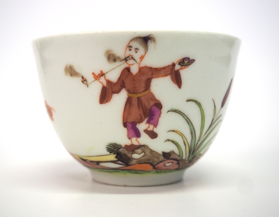 Teetasse mit indianischen Dekor und rauchenden Chinesen (Erkenbert-Museum Frankenthal CC BY-NC-SA)