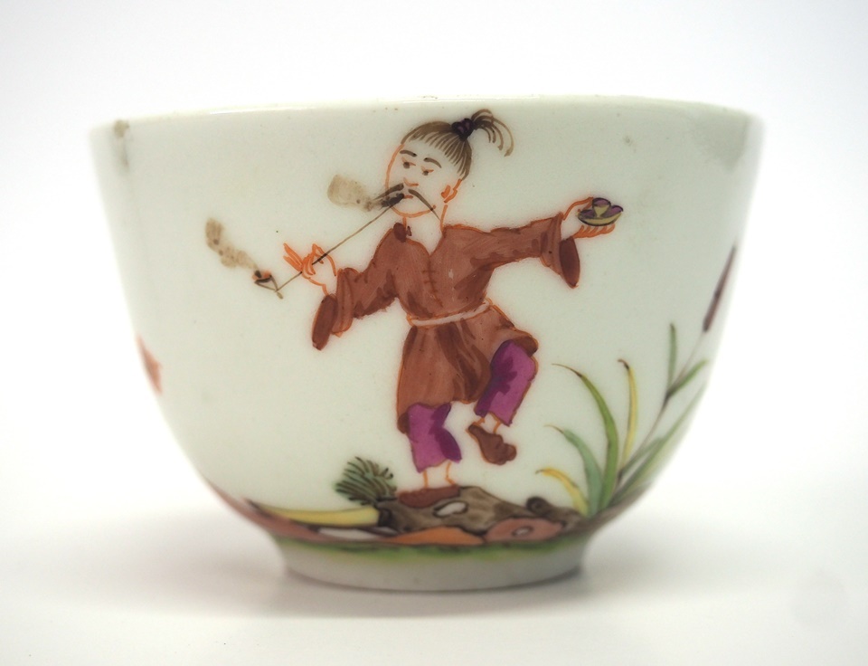 Teetasse mit indianischen Dekor und rauchenden Chinesen (Erkenbert-Museum Frankenthal CC BY-NC-SA)