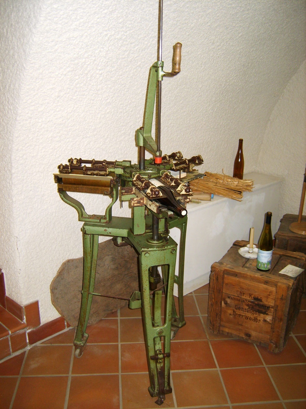 Etikettiermaschine (Weindorf-Museum Horrweiler CC BY-NC-SA)