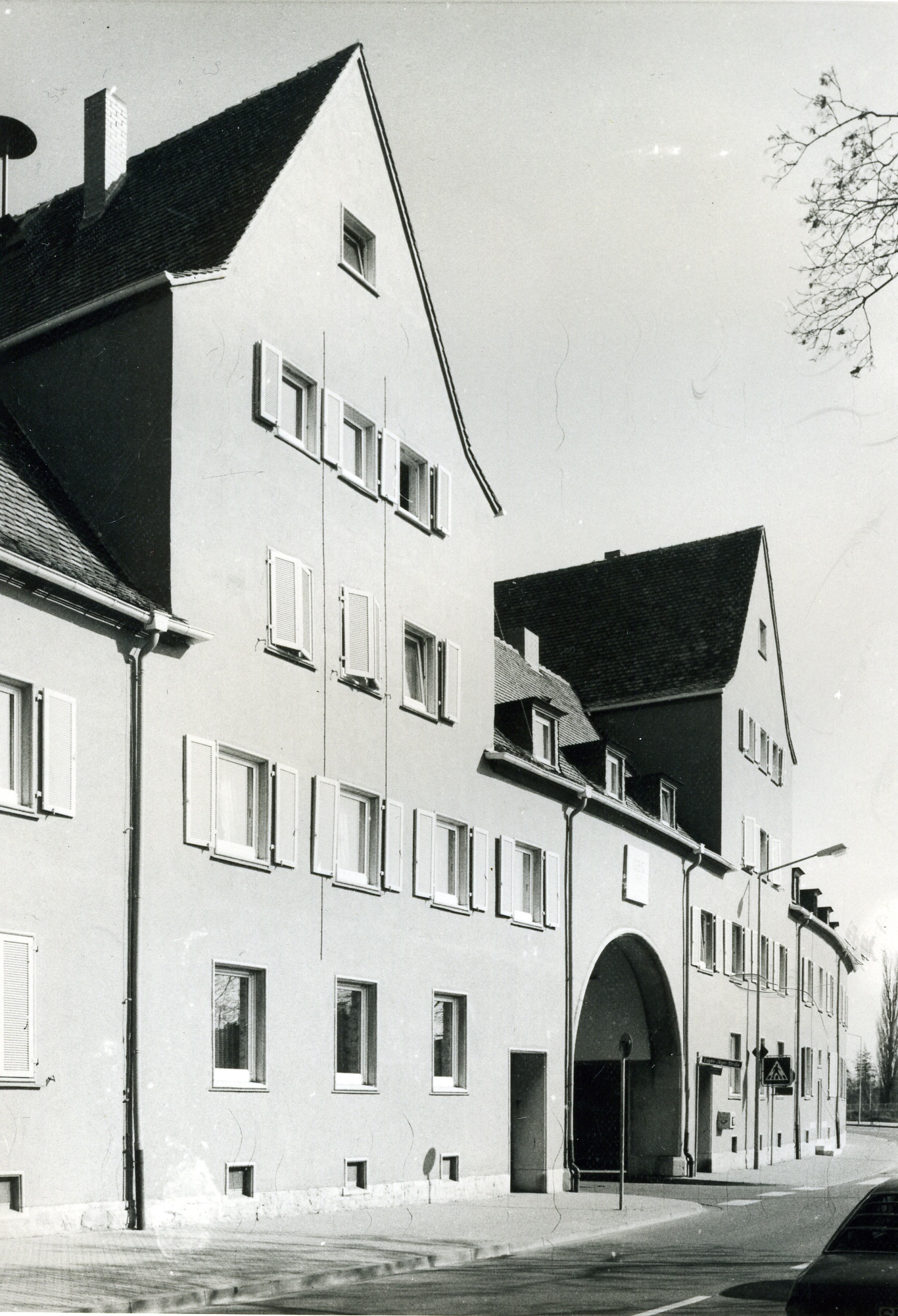 Fotografie "Eingangstor zur Siedlung am Woogbach (I)" (Historisches Museum der Pfalz, Speyer CC BY-NC)