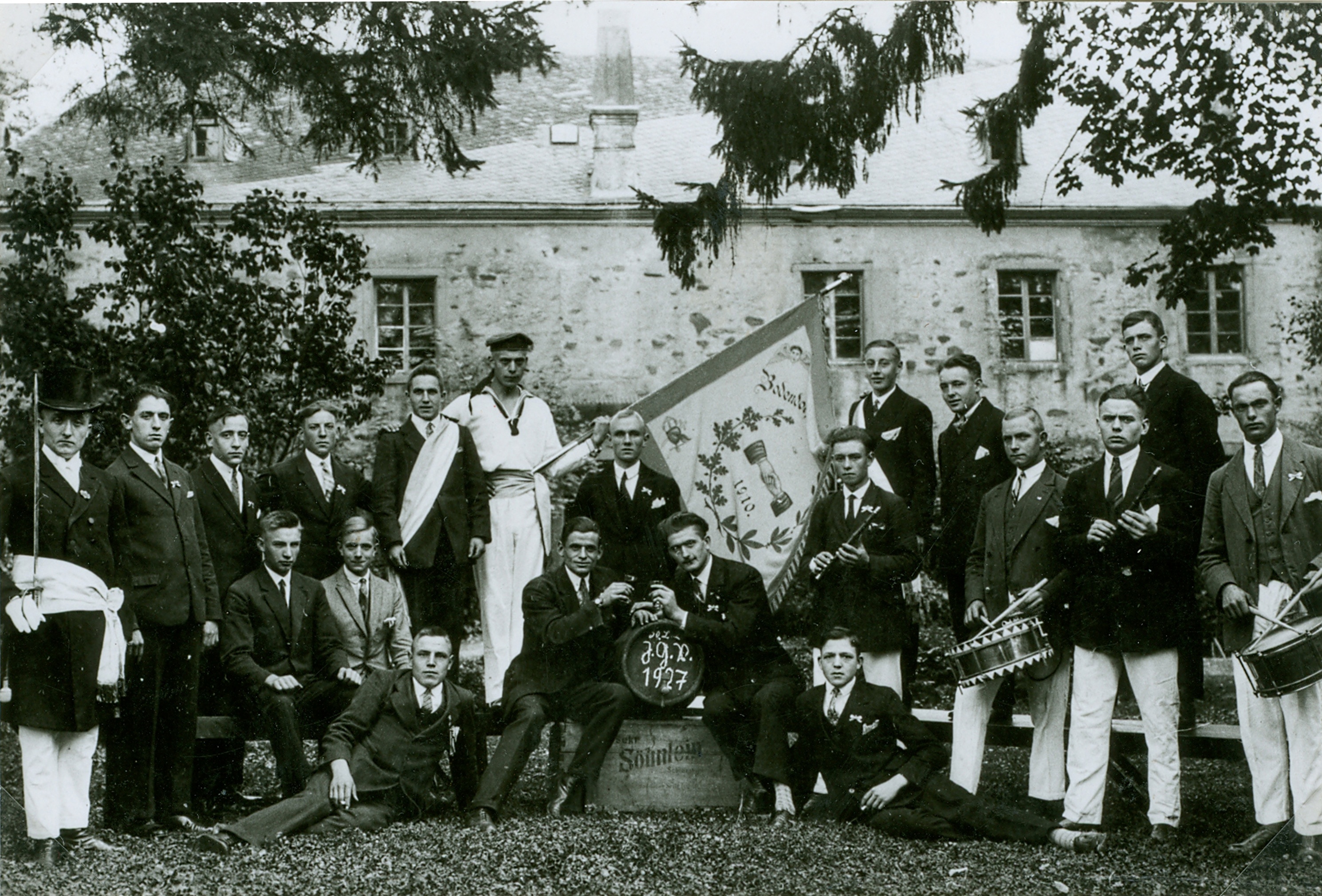 Gruppenbild Junggesellenverein St. Josef Bad Bodendorf e.V.mit Spielleute 1927 (Heimatmuseum und -Archiv Bad Bodendorf CC BY-NC-SA)