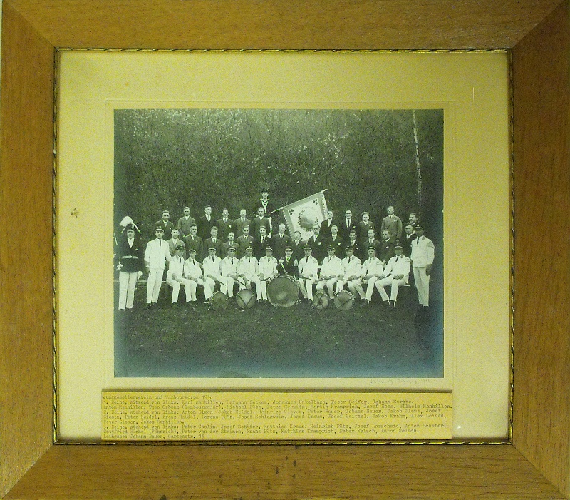 Junggesellenverein mit Spielleuten von 1930 (Heimatmuseum und -Archiv Bad Bodendorf CC BY-NC-SA)