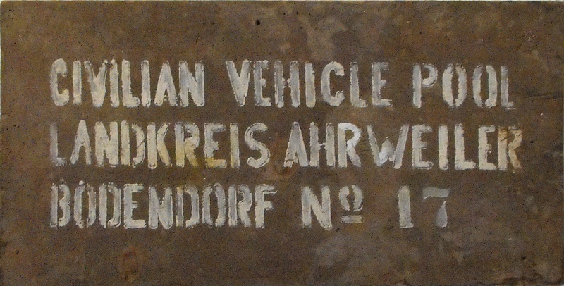 Fahrzeugbeschilderung in amerikanischer Besatzungszone (Heimatmuseum und -Archiv Bad Bodendorf CC BY-NC-SA)