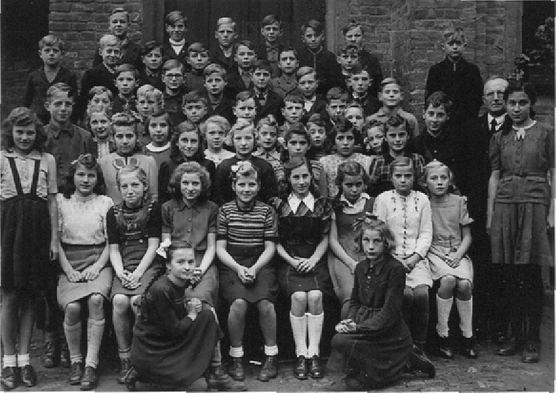 Klassenfoto kath. Volksschule Bodendorf 1948 (Heimatmuseum und -Archiv Bad Bodendorf CC BY-NC-SA)