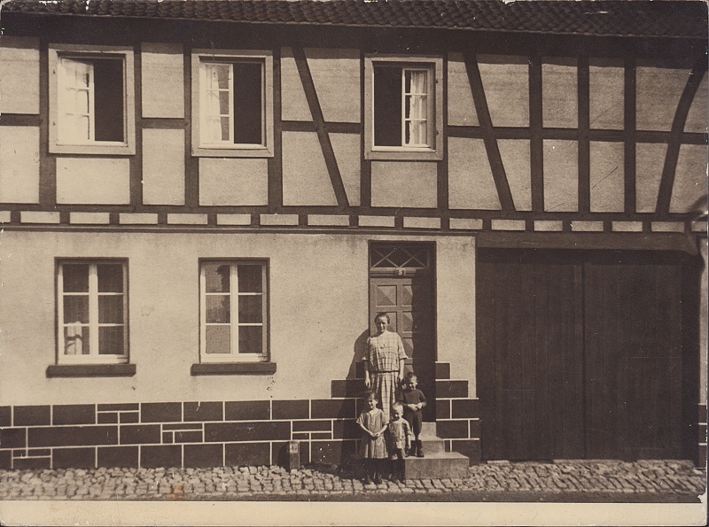 Frau mit 3 Kindern postieren vor Haustür (Heimatmuseum und -Archiv Bad Bodendorf CC BY-NC-SA)