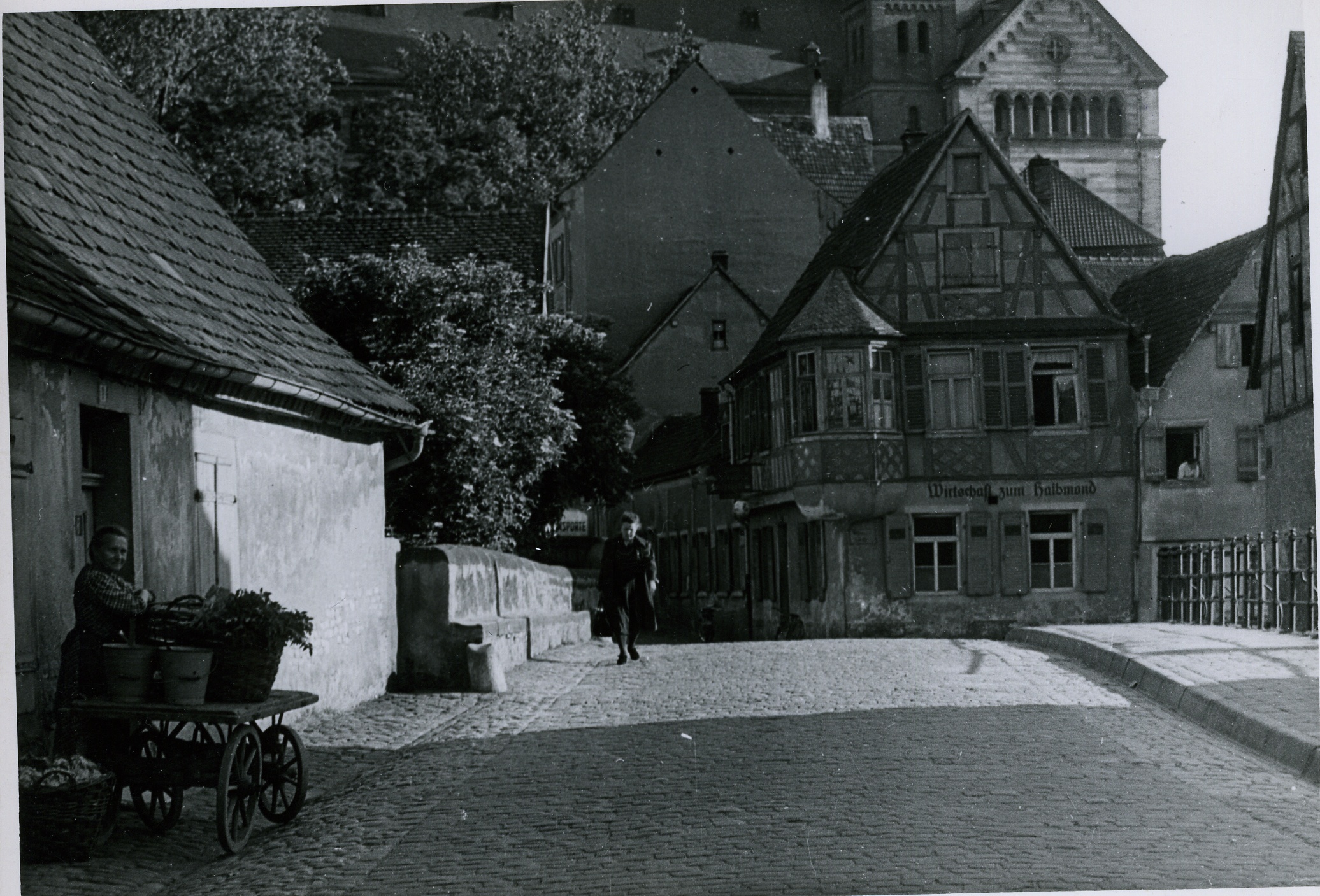 Fotografie "Kaiserdom Speyer mit Gasthaus zum Halbmond (III)" (Historisches Museum der Pfalz, Speyer CC BY-NC)