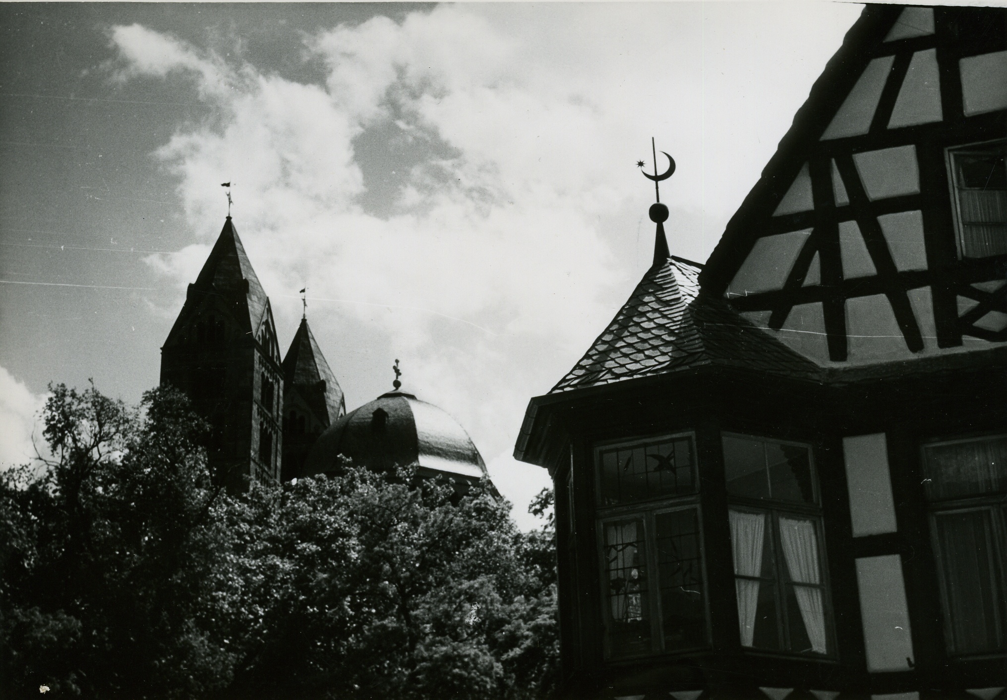 Fotografie "Kaiserdom Speyer mit Gasthaus zum Halbmond (IV)" (Historisches Museum der Pfalz, Speyer CC BY-NC)