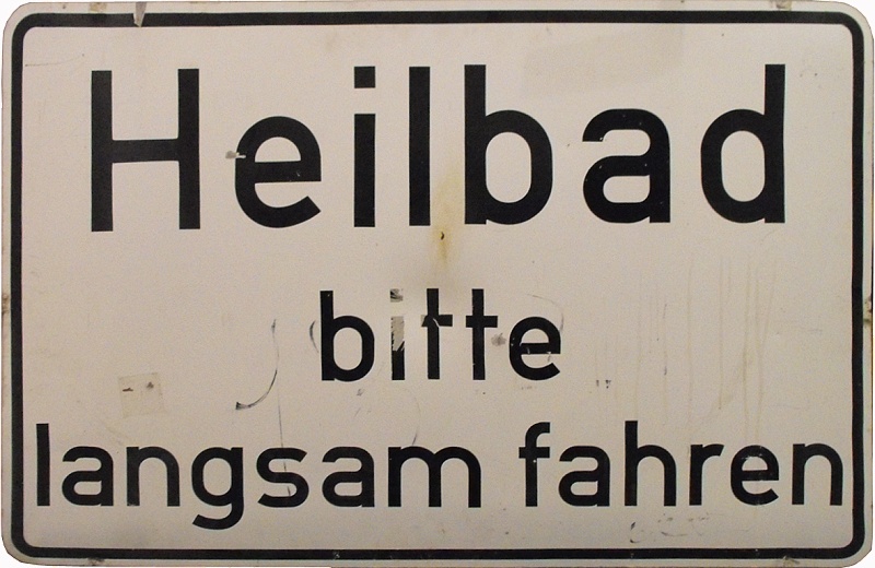 Straßenhinweisschild "Heilbad bitte langsam fahren" (Heimatmuseum und -Archiv Bad Bodendorf CC BY-NC-SA)