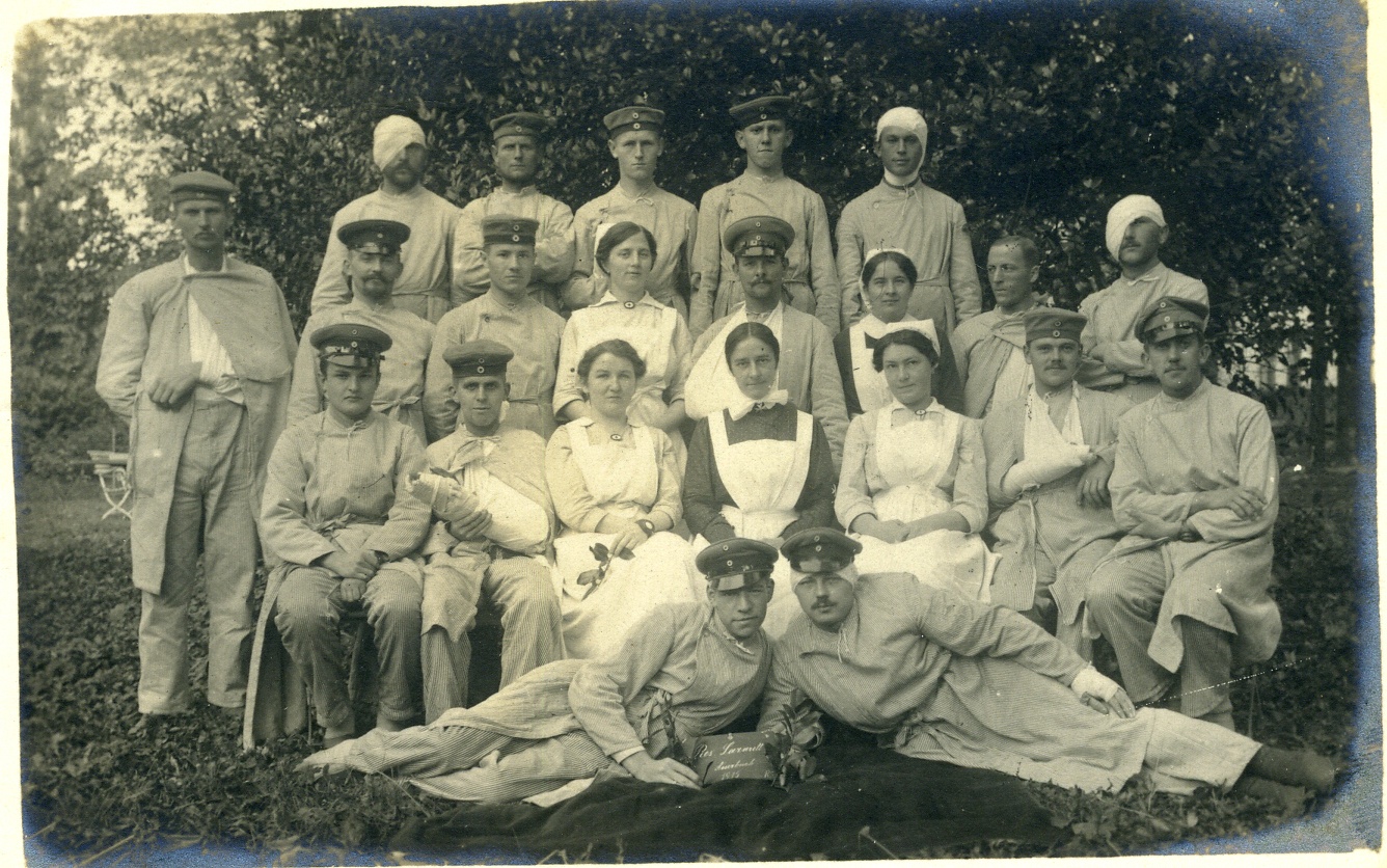 Postkarte verletzte Soldaten und Krankenschwestern 1914-18 (Historisches Museum der Pfalz, Speyer CC BY)
