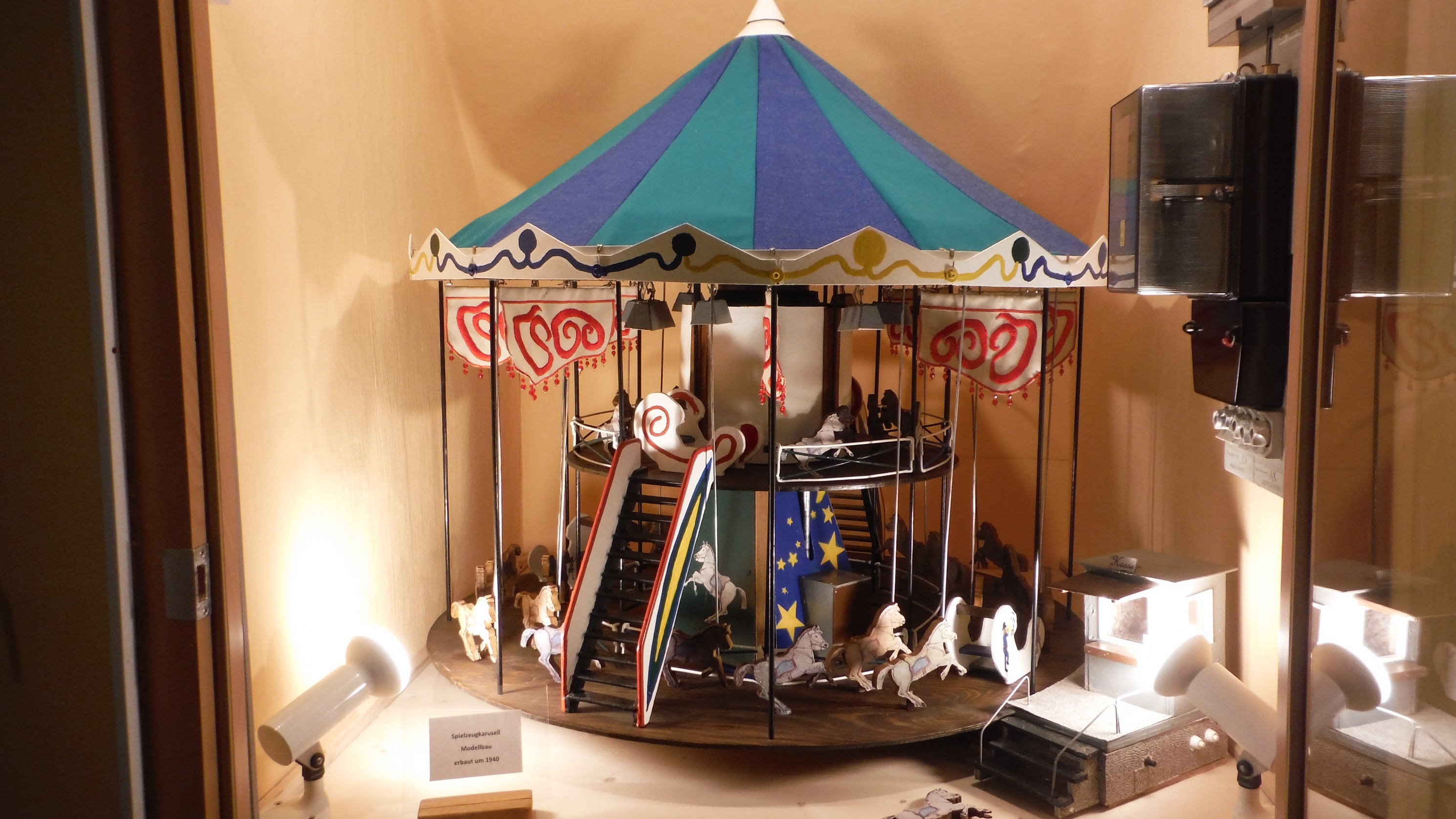 Modell eines Kinderkarussels (Heimatmuseum im Schloss Fußgönheim CC BY-NC-SA)