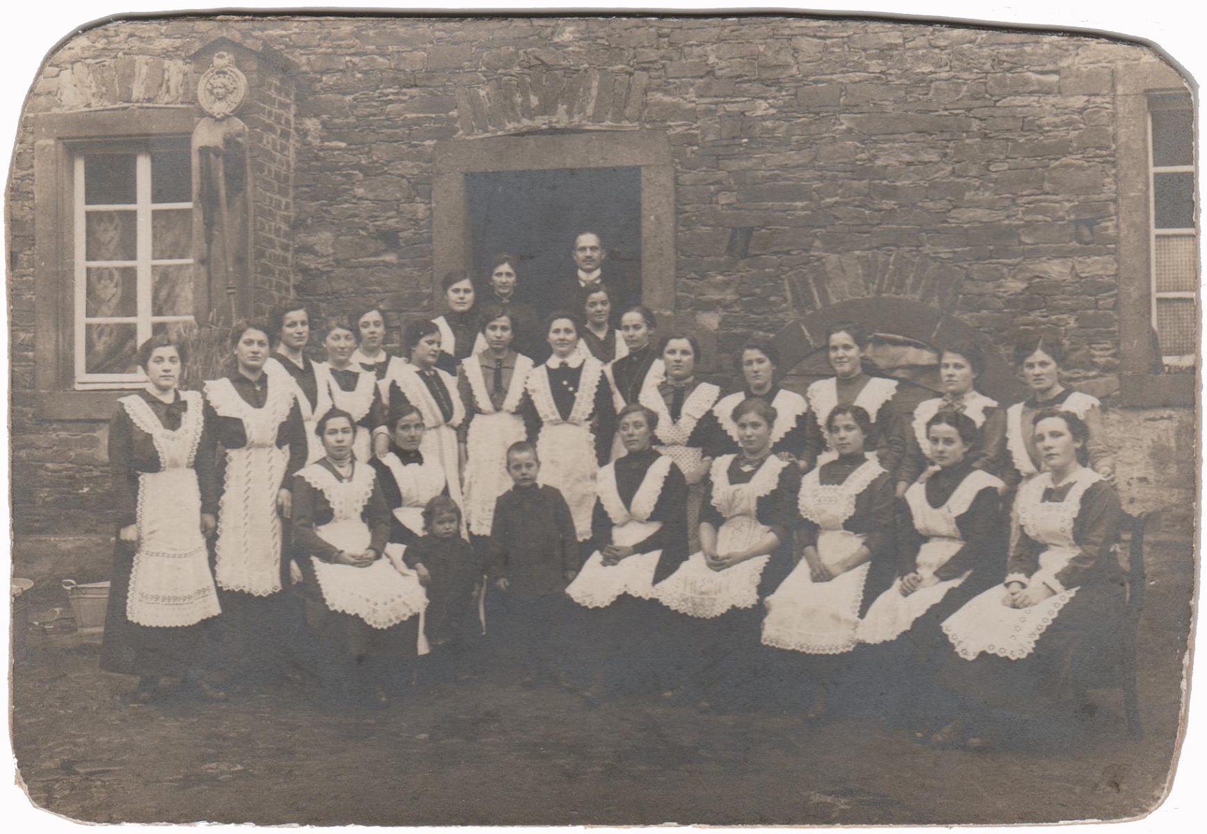 Abschlußfoto der Teilnehmerinnen des Koch- und Haushaltslehrgangs 1916 (Heimatmuseum und -Archiv Bad Bodendorf CC BY-NC-SA)