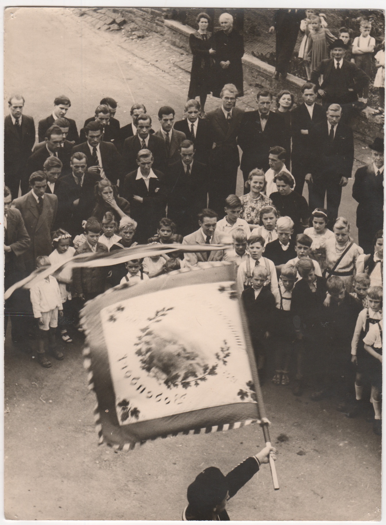 Junggesellenfähnrich beim Fahnenschwingen 1947 (Heimatmuseum und -Archiv Bad Bodendorf CC BY-NC-SA)
