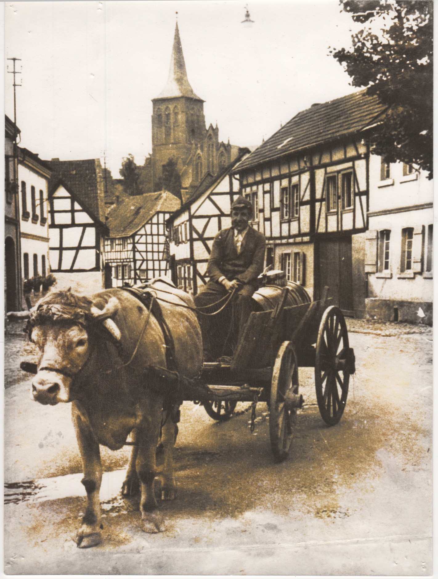 Ochsengezogener Leiterwagen mit Jauchefass auf der Ladefläche aus dem Orts fahrend (Heimatmuseum und -Archiv Bad Bodendorf CC BY-NC-SA)