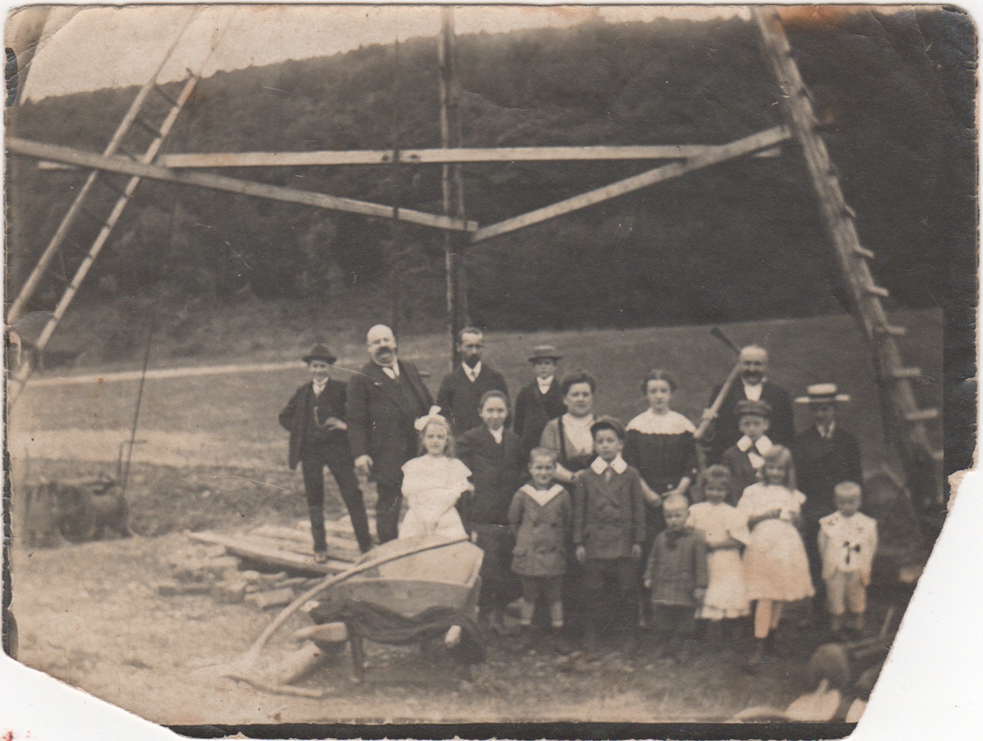 Gruppenfoto Personen unter Bohrturm (Heimatmuseum und -Archiv Bad Bodendorf CC BY-NC-SA)